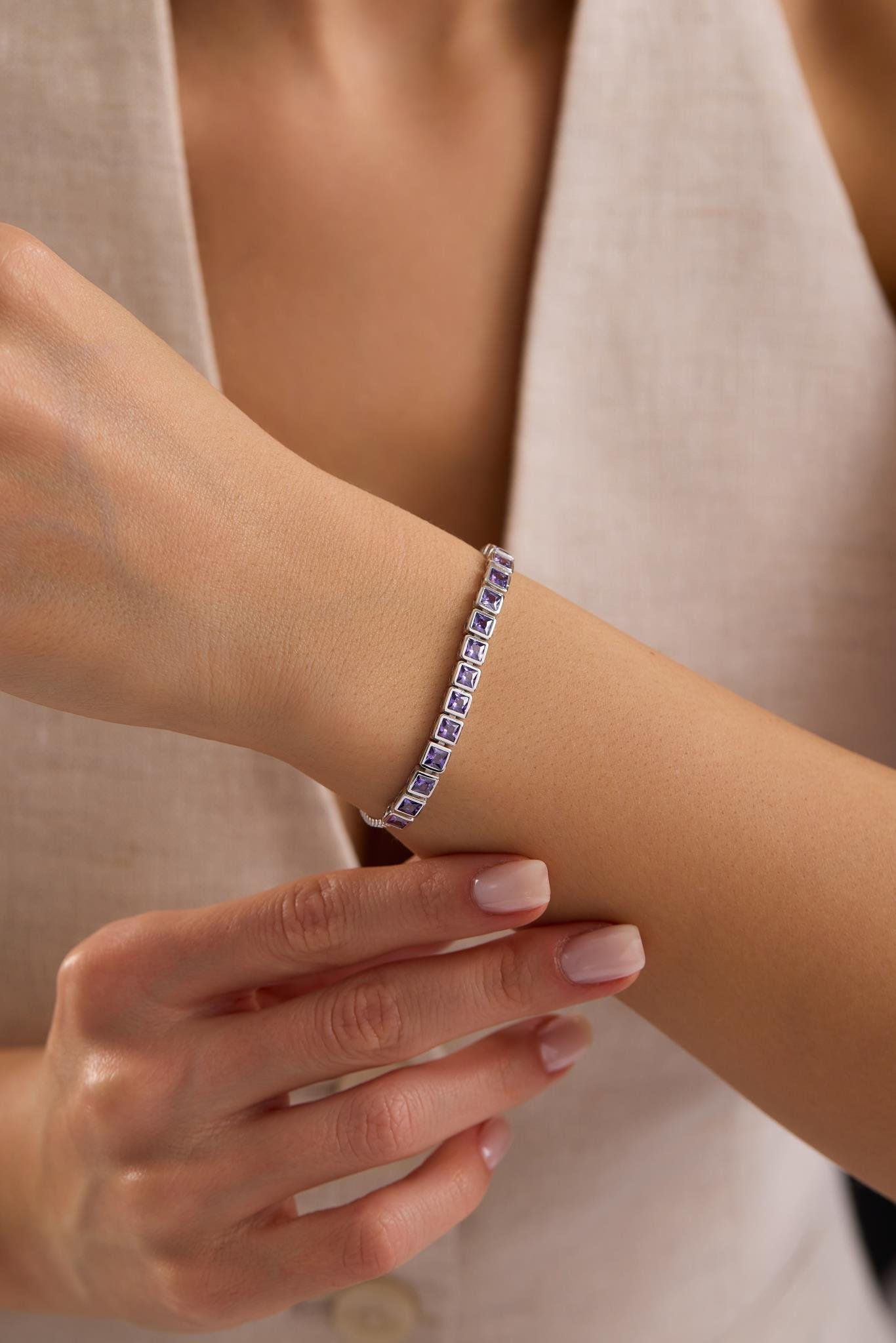 925 Ayar Gümüş Rodyum Kaplama Ayarlanabilir Asansörlü  Sıralı Kare Mor Taşlı Bileklik
