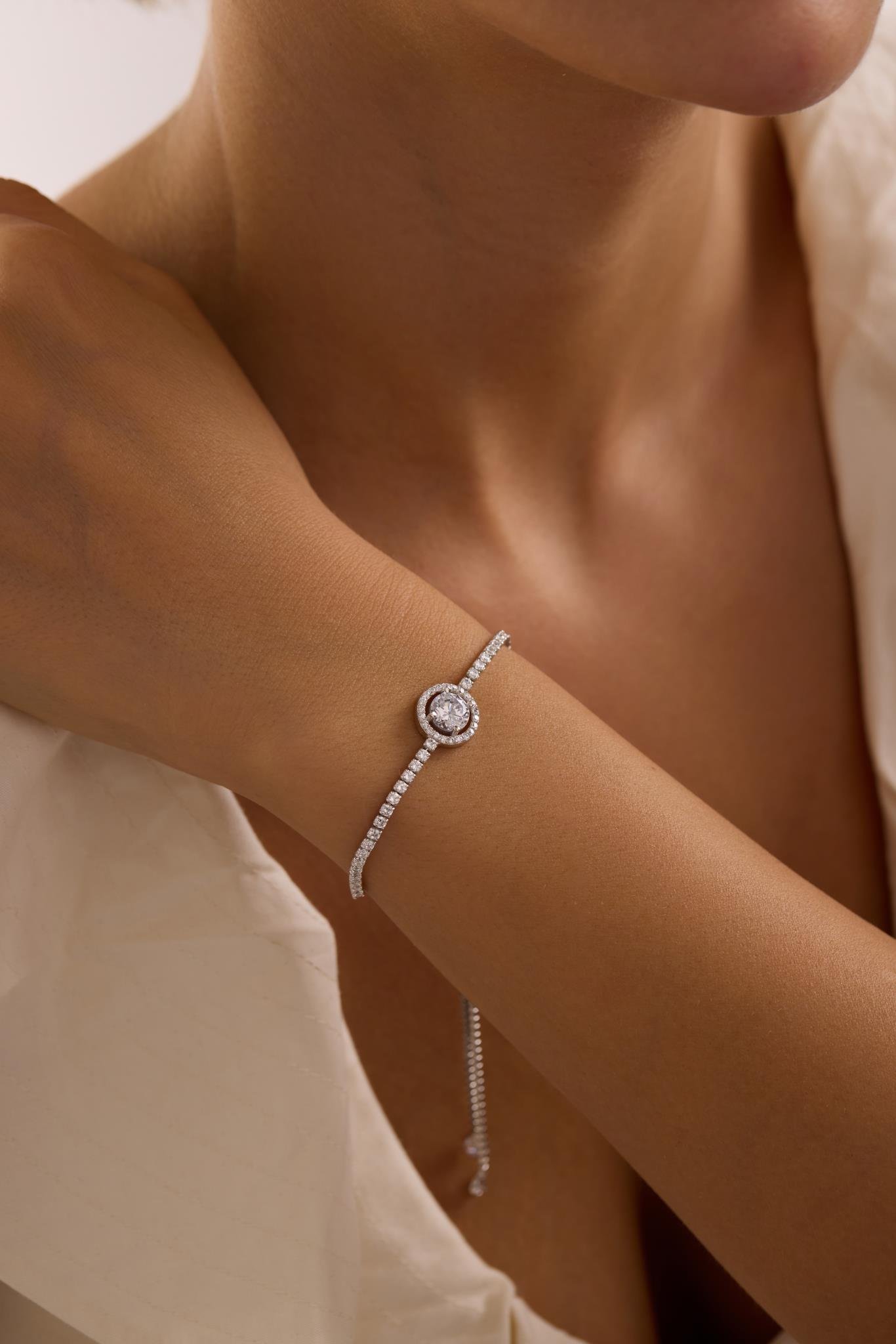 925 Ayar Gümüş Rodyum Kaplama Ayarlanabilir Asansörlü Su Yolu 7 mm Yuvarlak Tektaş Model Bileklik