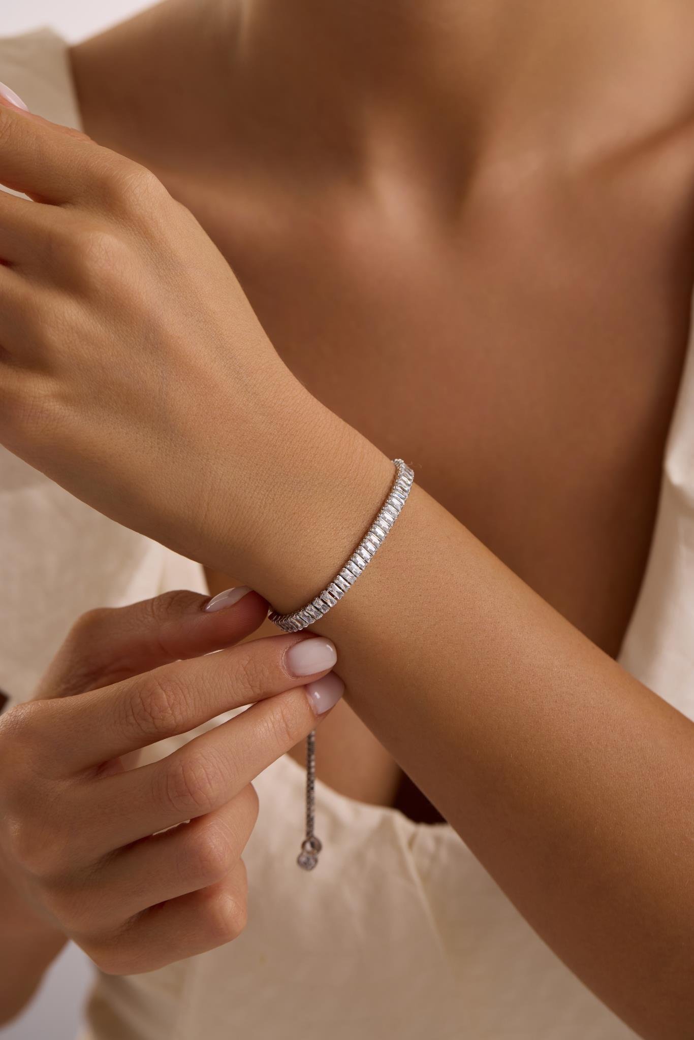 925 Ayar Gümüş Rodyum Kaplama Ayarlanabilir Asansörlü Su Yolu Sıralı Baget Taşlı Bileklik