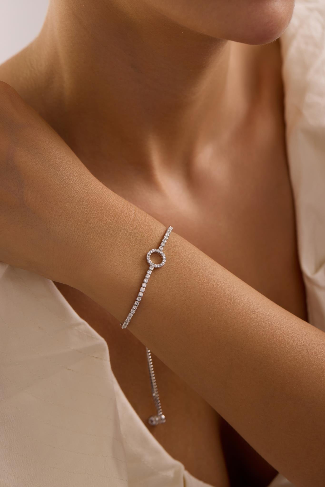 925 Ayar Gümüş Rodyum Kaplama Ayarlanabilir Asansörlü Su Yolu Zirkon Taşlı Yuvarlak Tasarım Bileklik