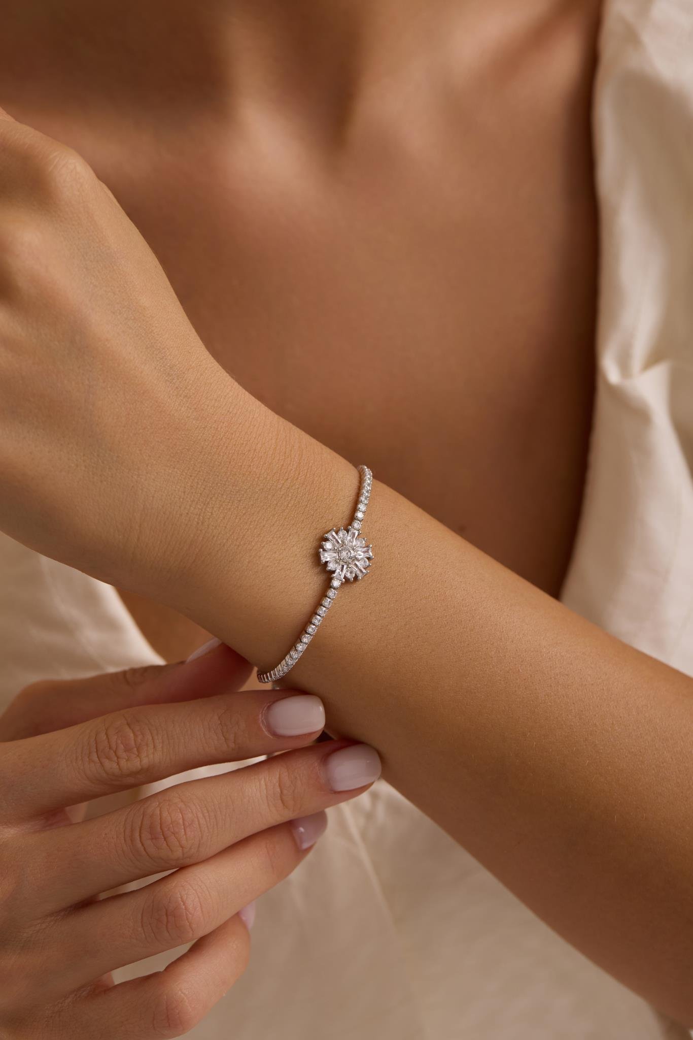 925 Ayar Gümüş Rodyum Kaplama Ayarlanabilir Asansörlü Su Yolu Çiçek Model Bileklik