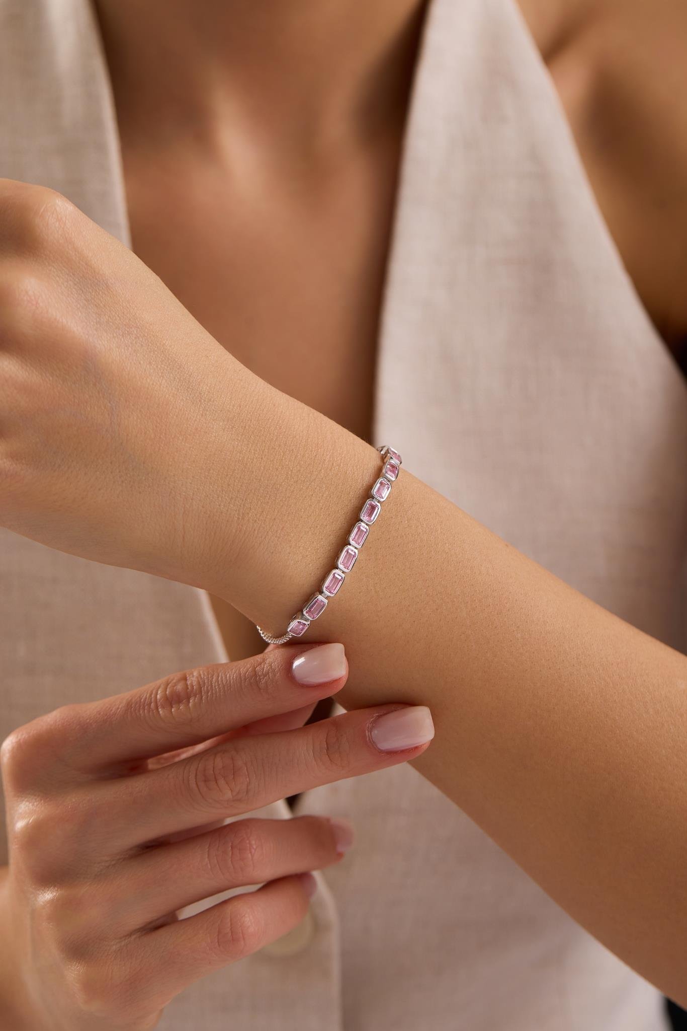 925 Ayar Gümüş Rodyum Kaplama Ayarlanabilir Asansörlü Sıralı Pembe Baget Taşlı Bileklik