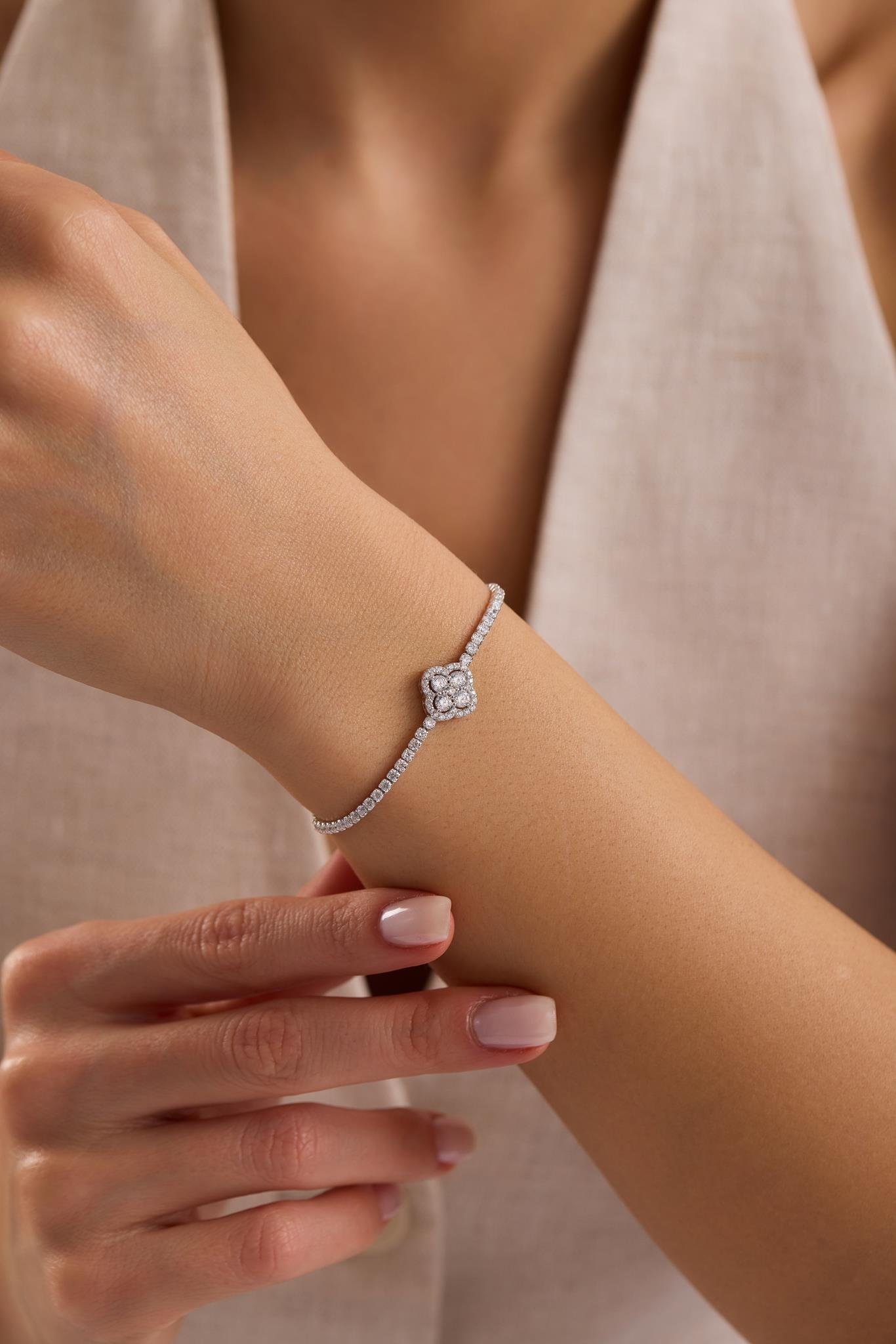 925 Ayar Gümüş Rodyum Kaplama Ayarlanabilir Asansörlü Yonca Suyolu Bileklik