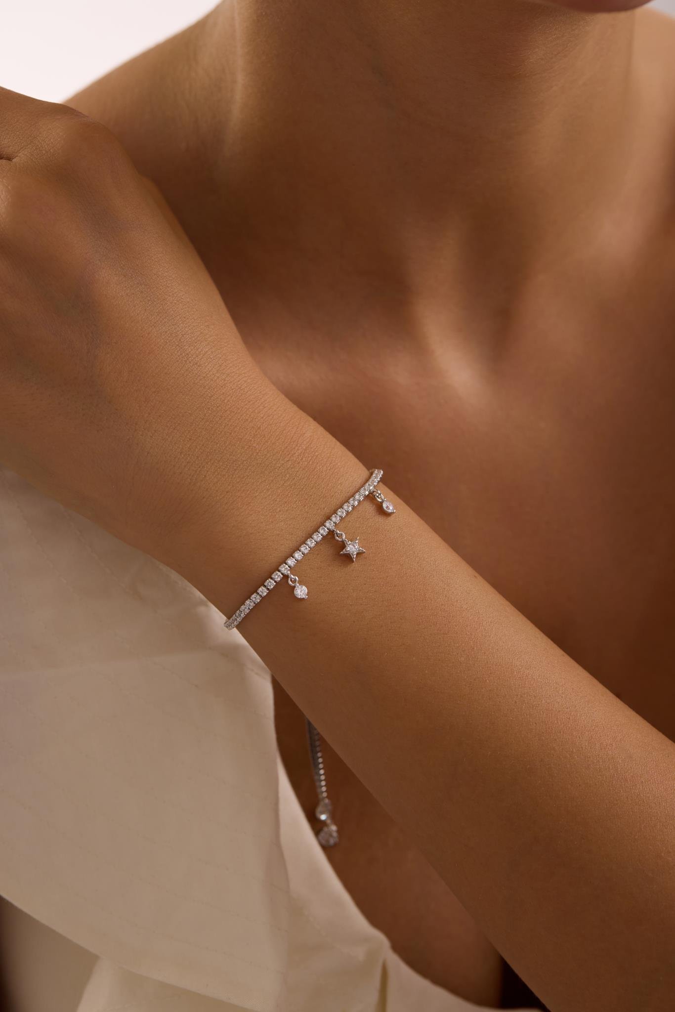 925 Ayar Gümüş Rodyum Kaplama Ayarlanabilir Asansörlü 2 mm Zirkon Taşlı Su Yolu Sallantı Yıldız Model Bileklik