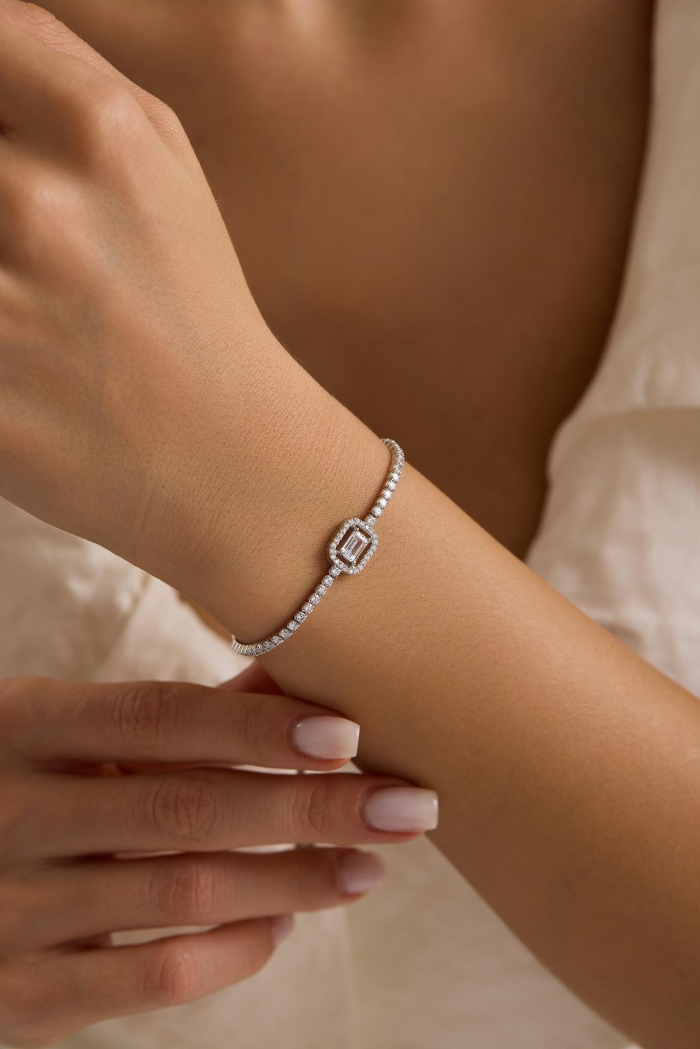 925 Ayar Gümüş Rodyum Kaplama Ayarlanabilir Asansörlü Su Yolu Baget Taşlı Tektaş Bileklik