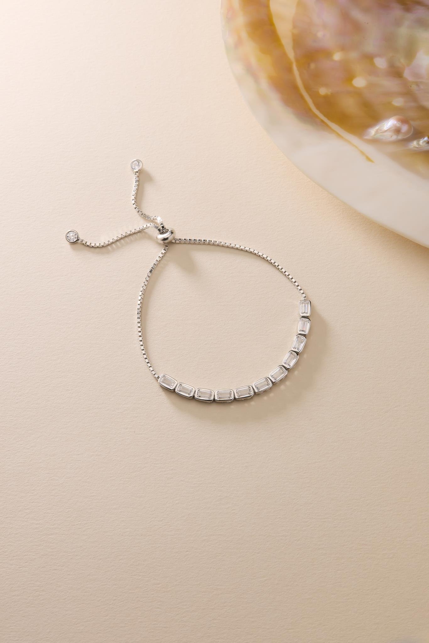 925 Ayar Gümüş Rodyum Kaplama Ayarlanabilir Asansörlü Sıralı Beyaz Baget Taşlı Bileklik