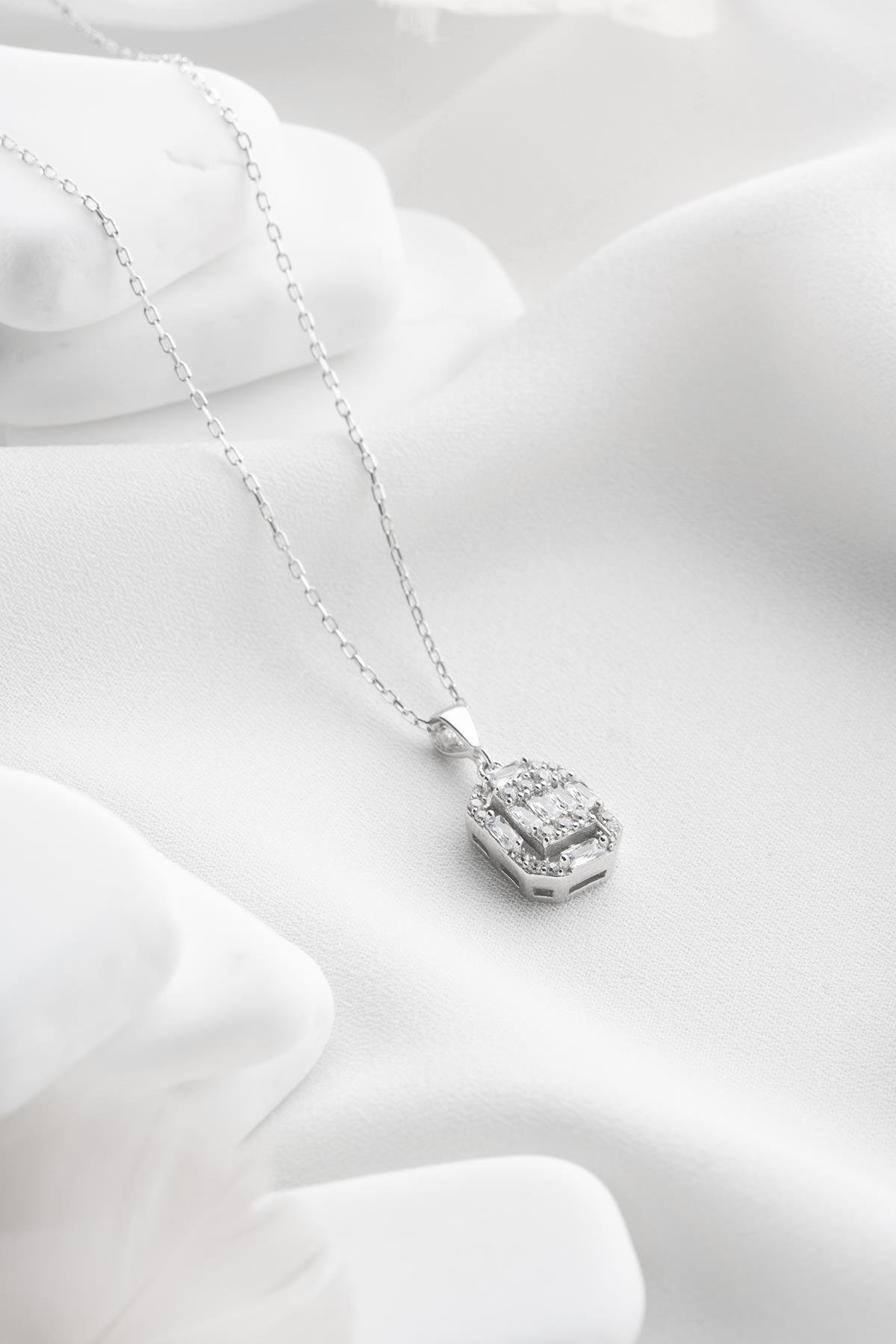 925 Ayar Gümüş Rodyum Kaplama Baget Taşlı  Kolye