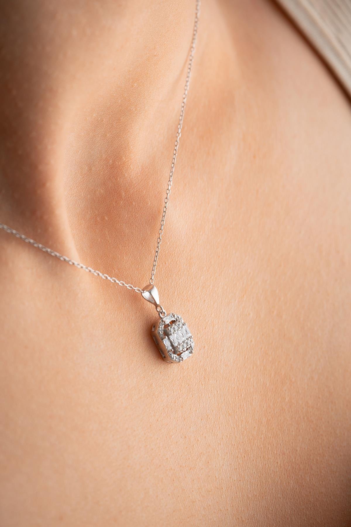 925 Ayar Gümüş Rodyum Kaplama Baget Taşlı  Kolye