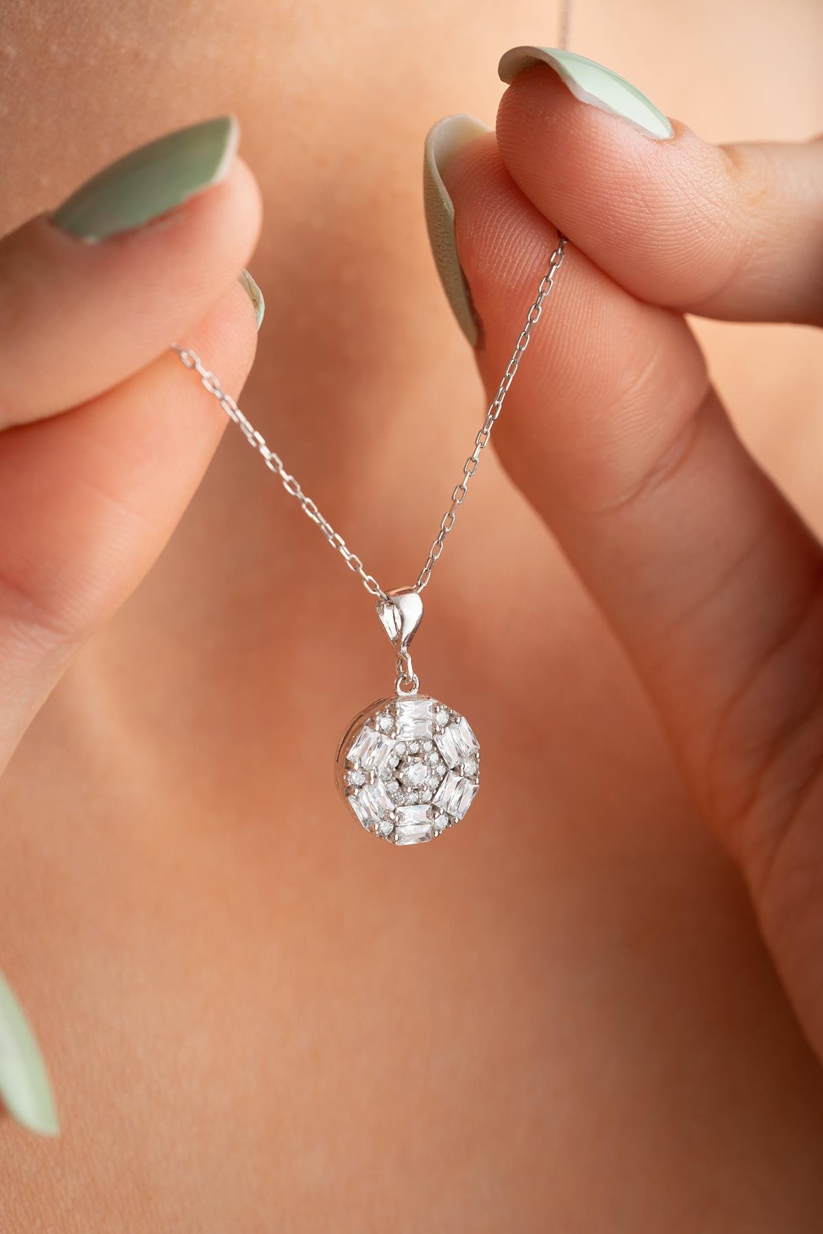 925 Ayar Gümüş Rodyum Kaplama Baget Taşlı Yuvarlak Kolye