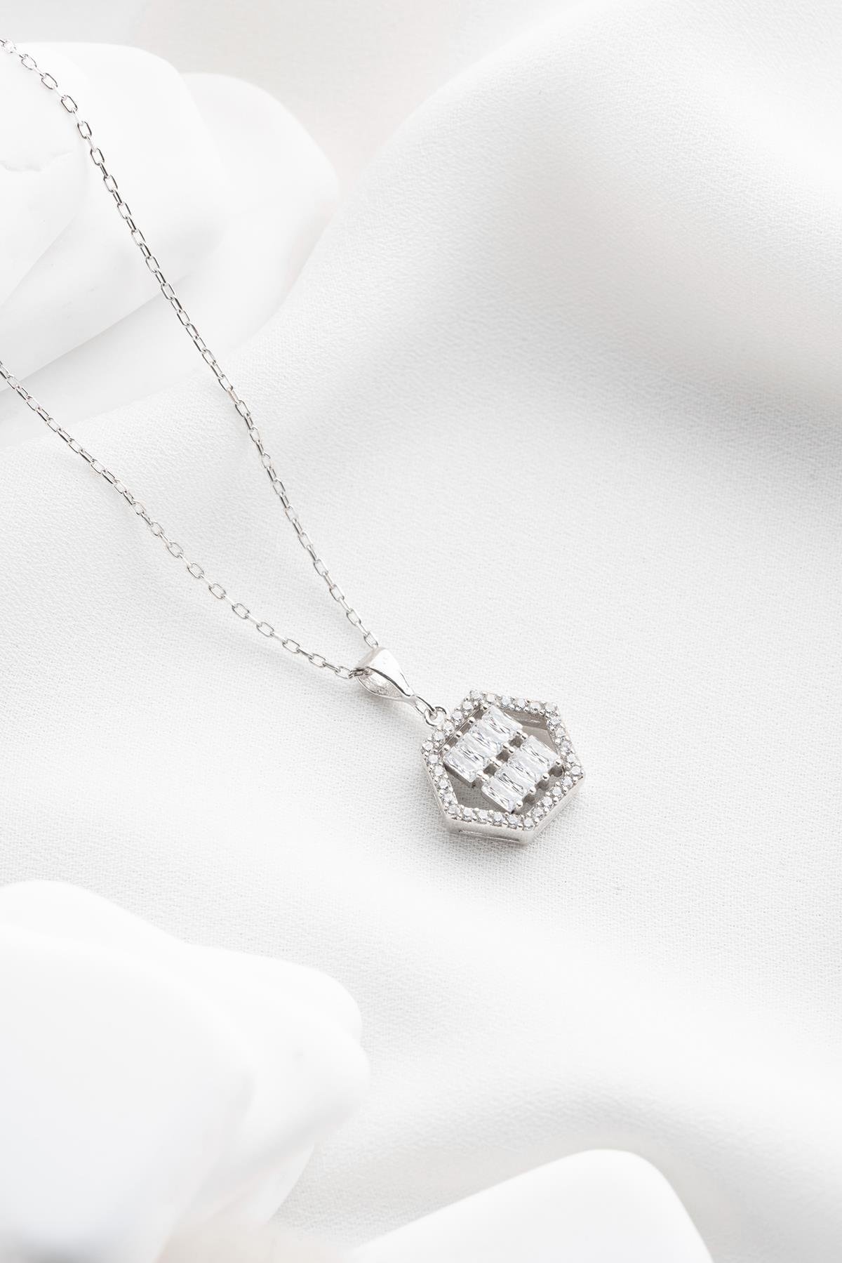 925 Ayar Gümüş Rodyum Kaplama Baget Taşlı Altıgen Tasarım Kolye