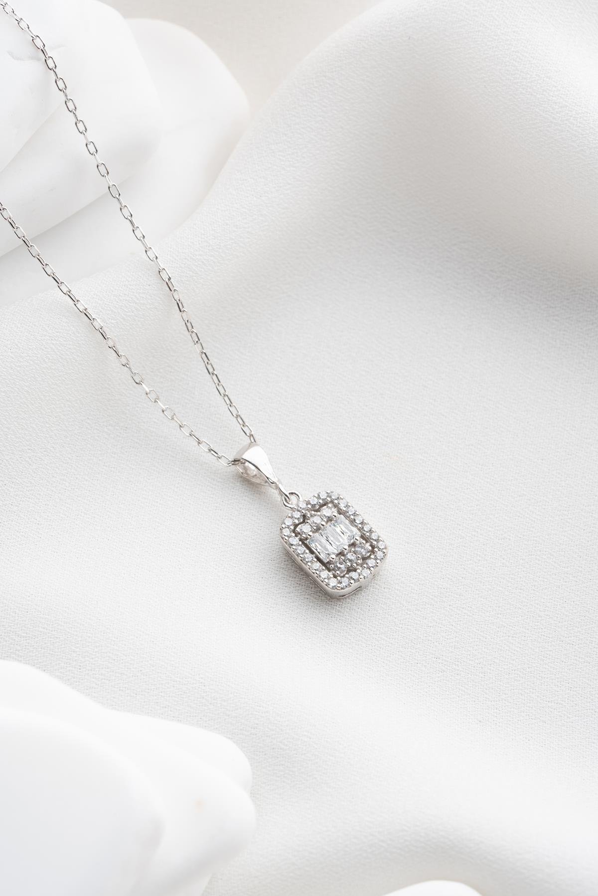 925 Ayar Gümüş Rodyum Kaplama Baget Taşlı Kolye