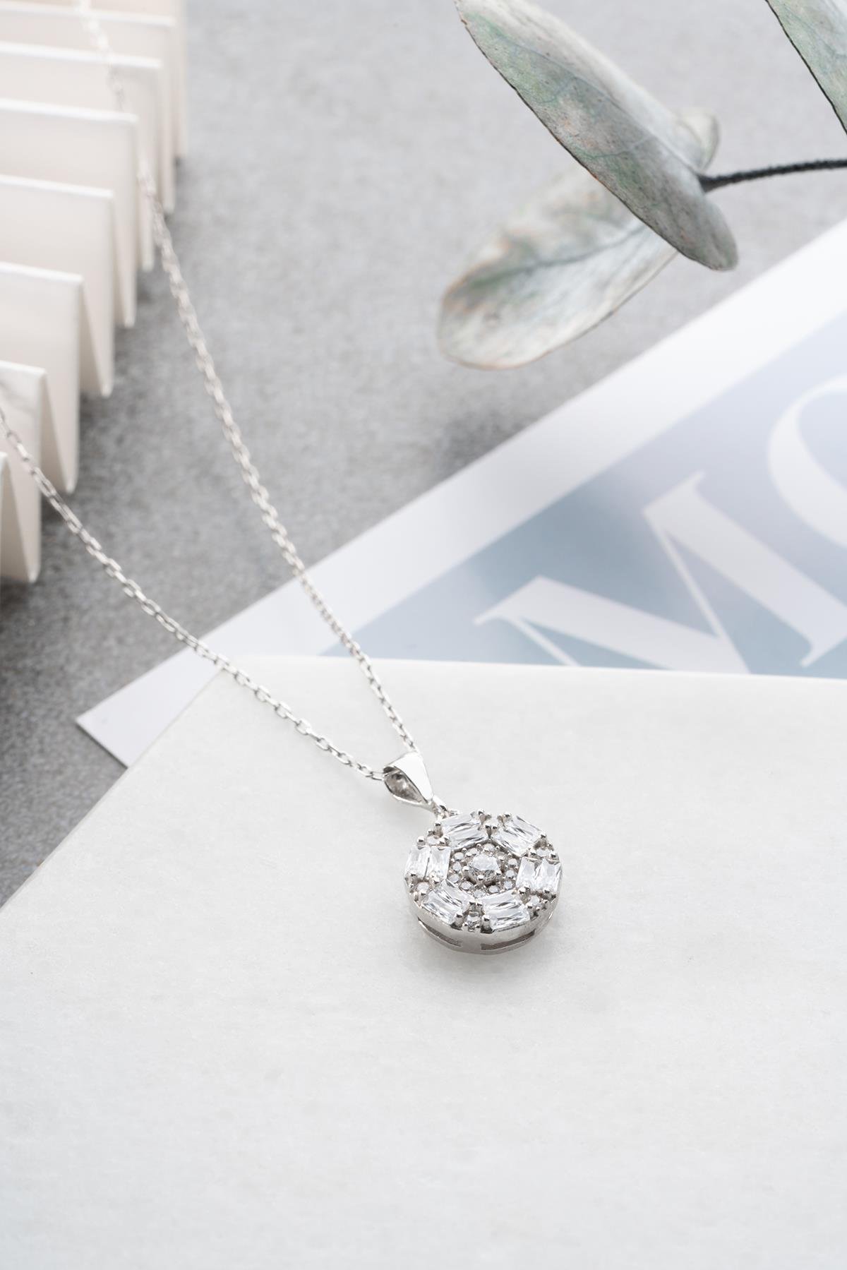 925 Ayar Gümüş Rodyum Kaplama Baget Taşlı Yuvarlak Kolye