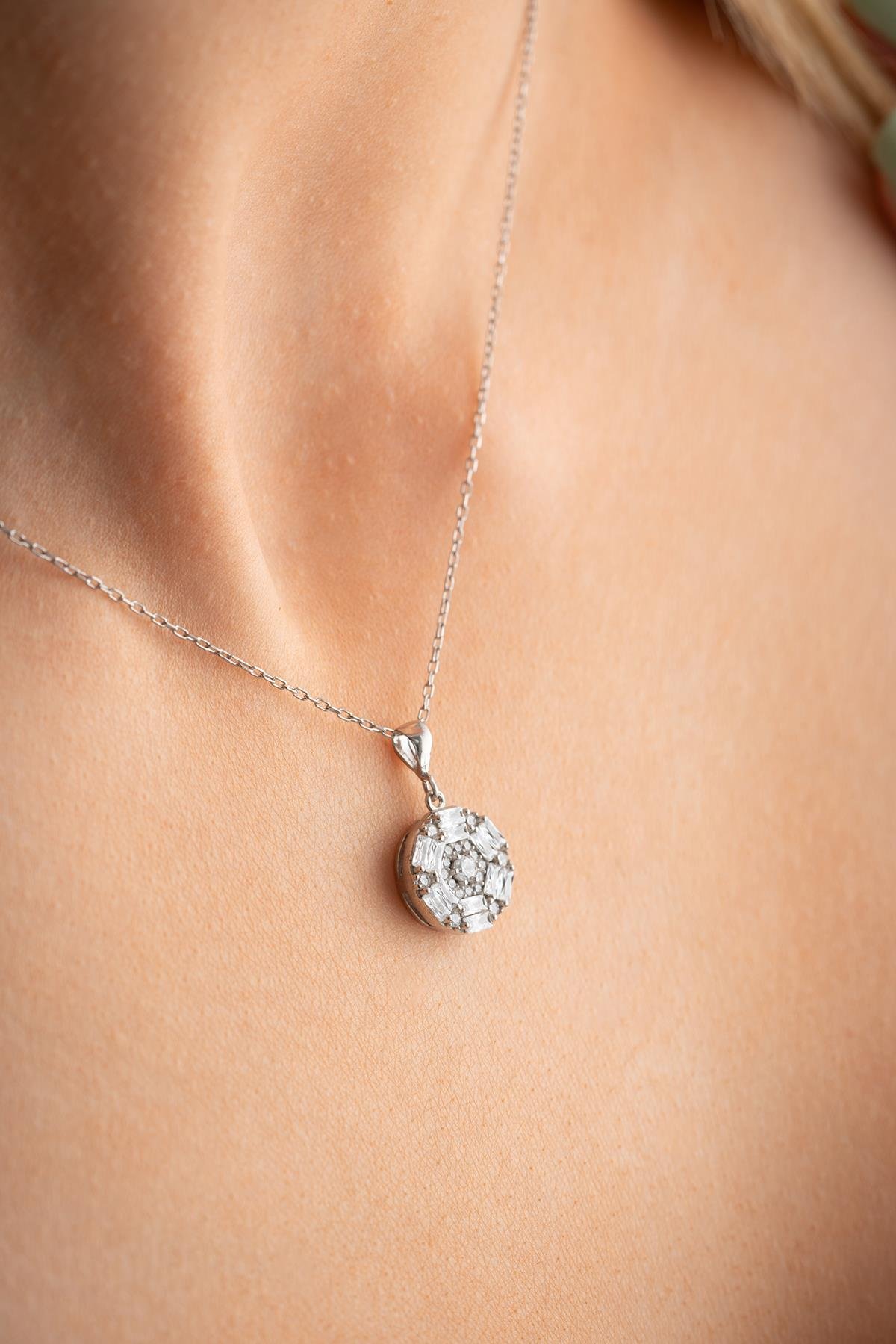 925 Ayar Gümüş Rodyum Kaplama Baget Taşlı Yuvarlak Kolye