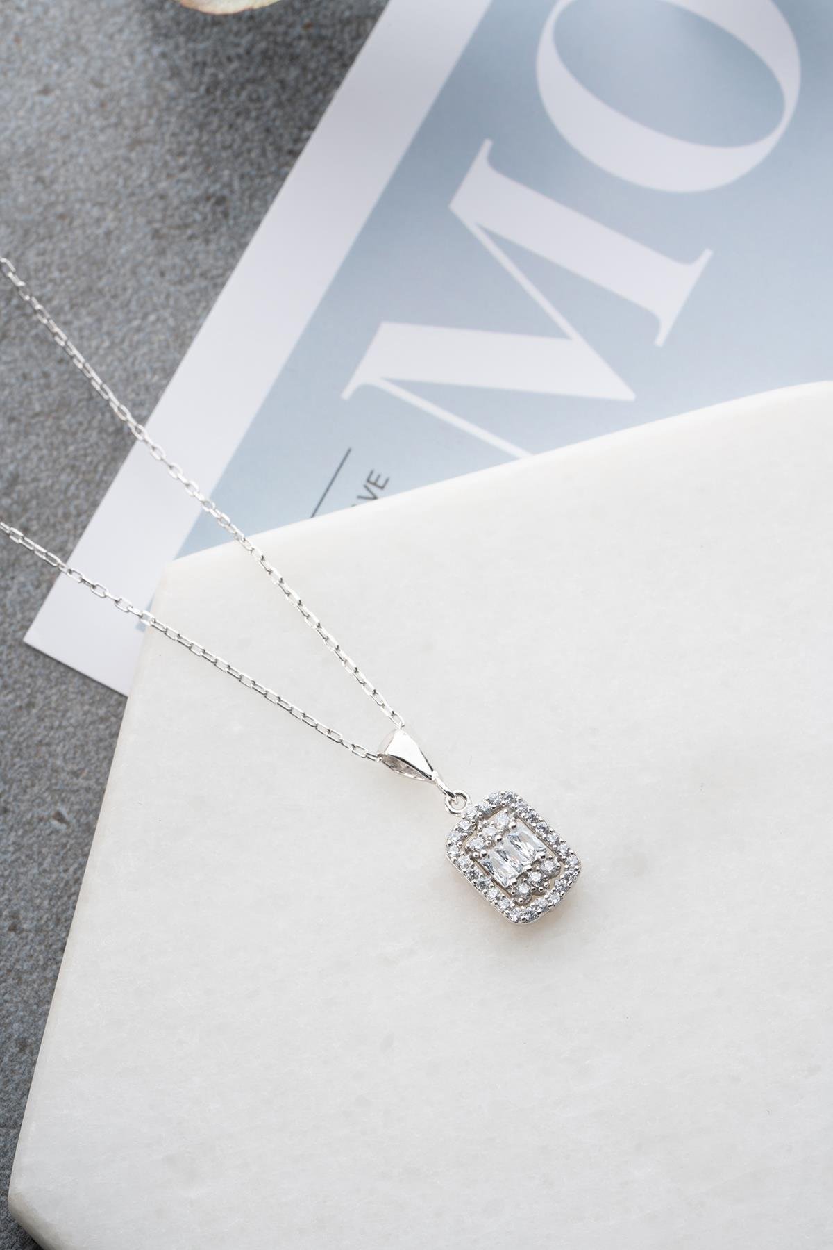 925 Ayar Gümüş Rodyum Kaplama Baget Taşlı Kolye