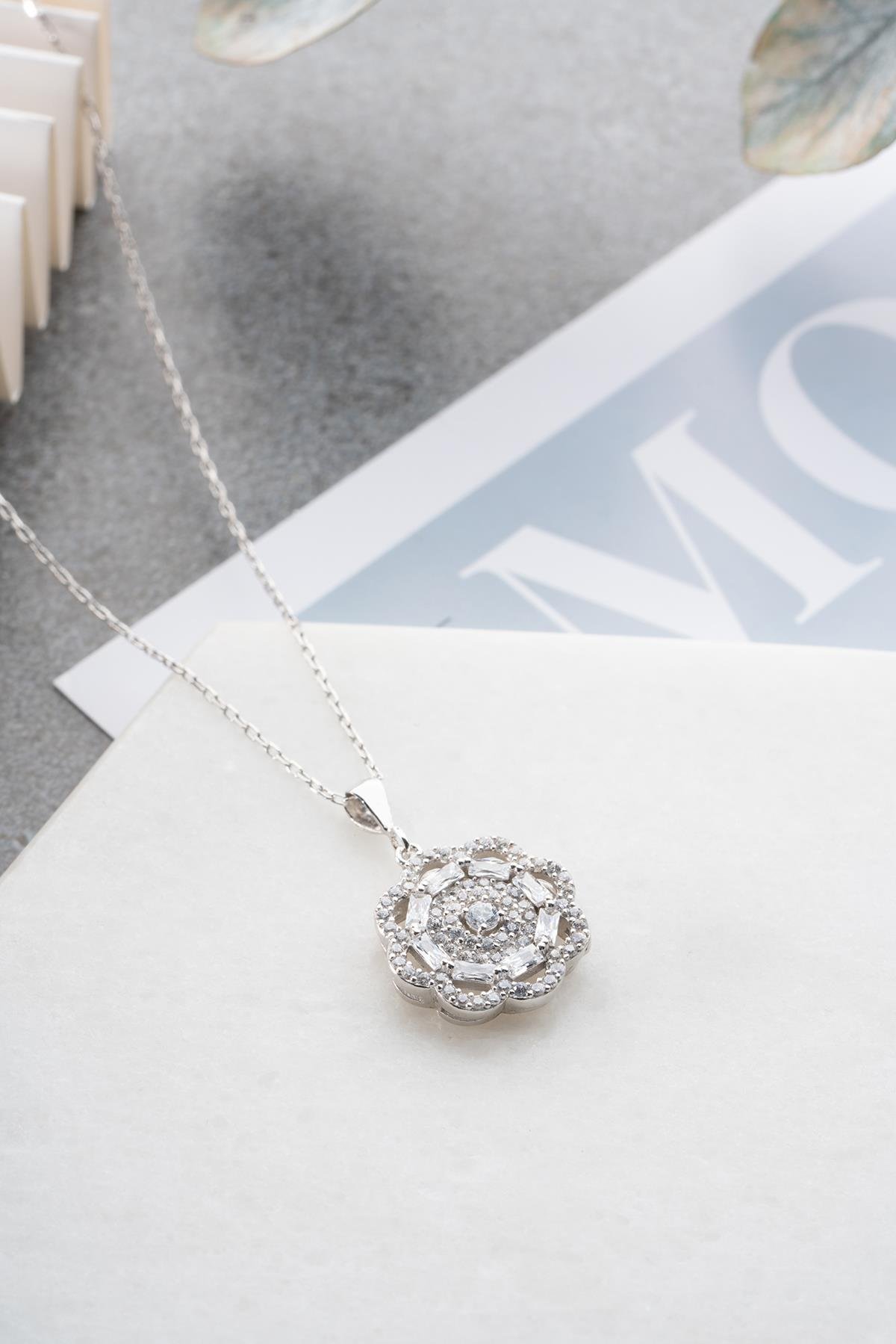 925 Ayar Gümüş Rodyum Kaplama Baget Taşlı Çiçek Tasarım Kolye