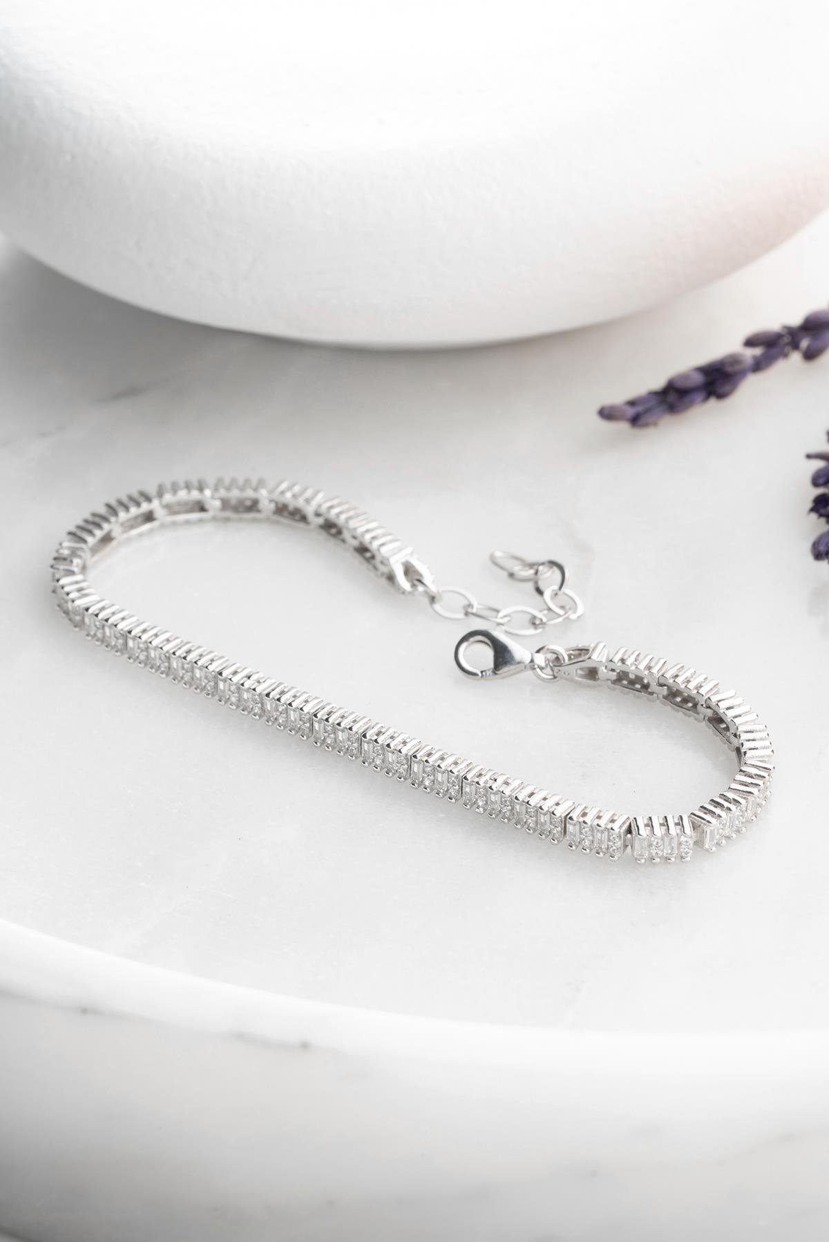 925 Ayar Gümüş Rodyum Kaplama Baget Taşlı Suyolu Bileklik 