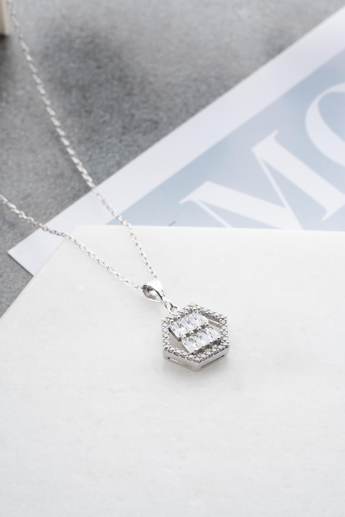 925 Ayar Gümüş Rodyum Kaplama Baget Taşlı Altıgen Tasarım Kolye