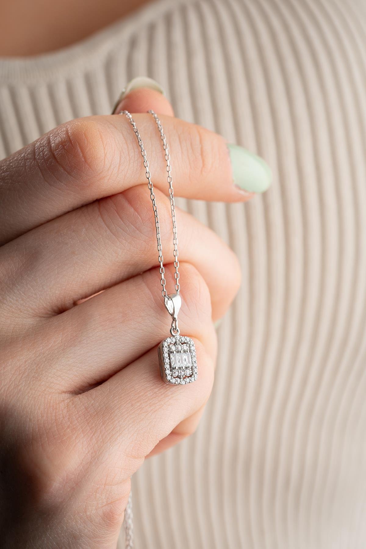 925 Ayar Gümüş Rodyum Kaplama Baget Taşlı Kolye