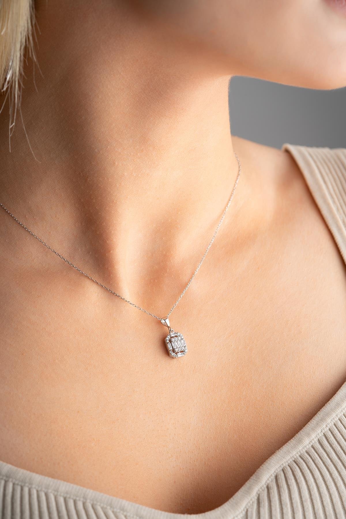 925 Ayar Gümüş Rodyum Kaplama Baget Taşlı  Kolye