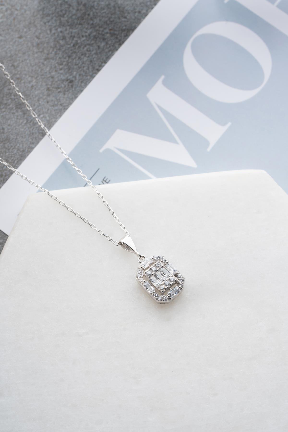 925 Ayar Gümüş Rodyum Kaplama Baget Taşlı  Kolye