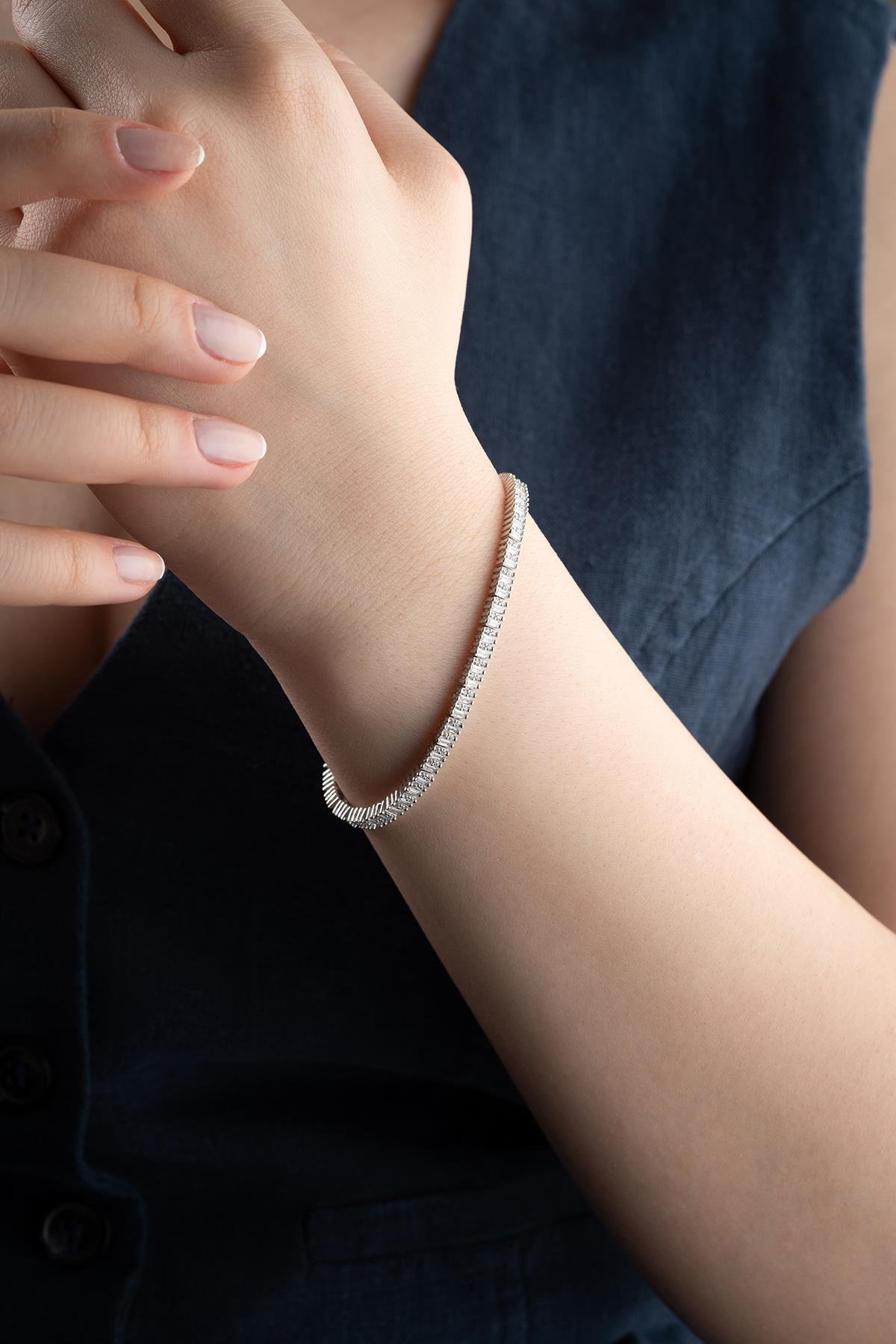 925 Ayar Gümüş Rodyum Kaplama Baget Taşlı Suyolu Bileklik 