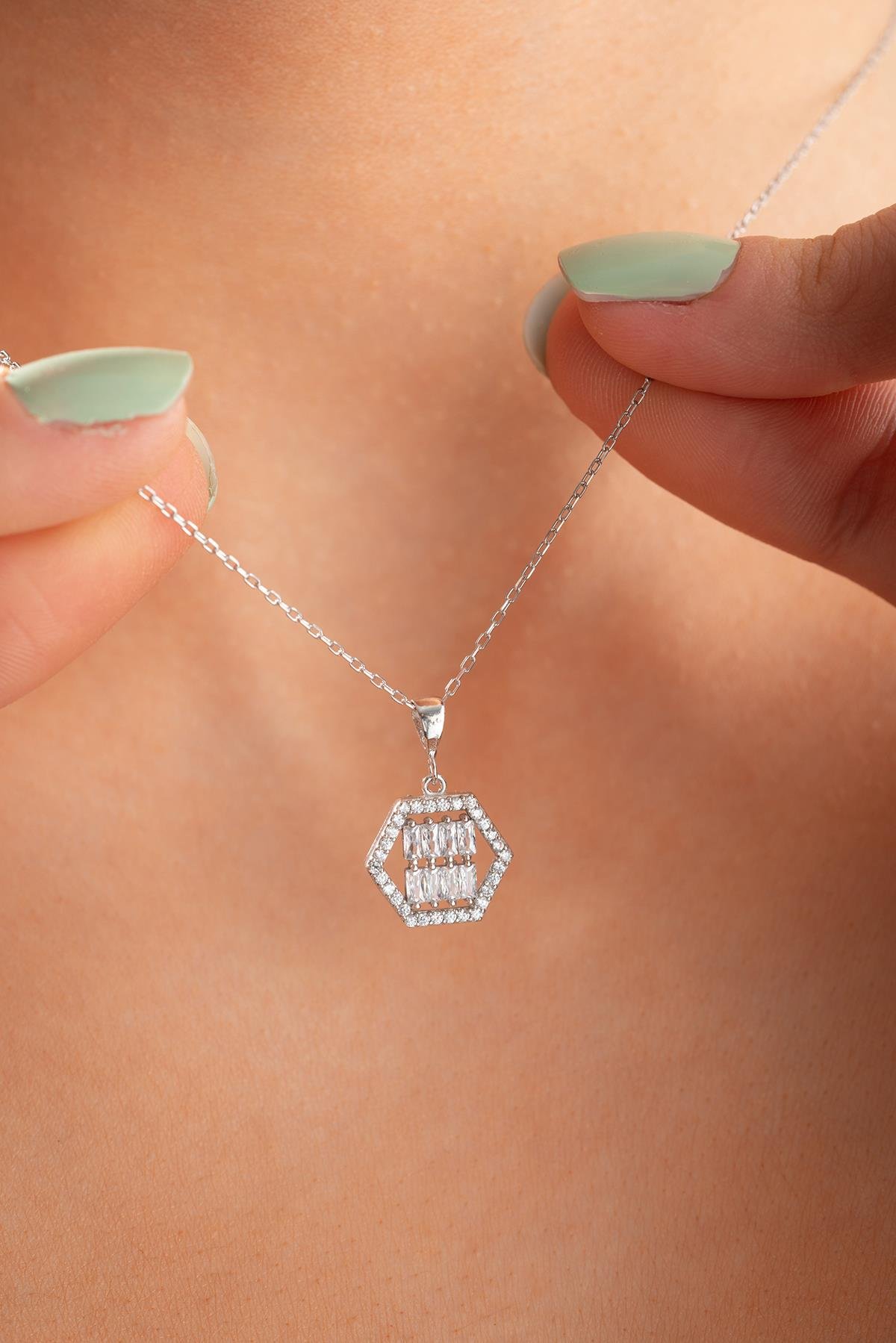 925 Ayar Gümüş Rodyum Kaplama Baget Taşlı Altıgen Tasarım Kolye