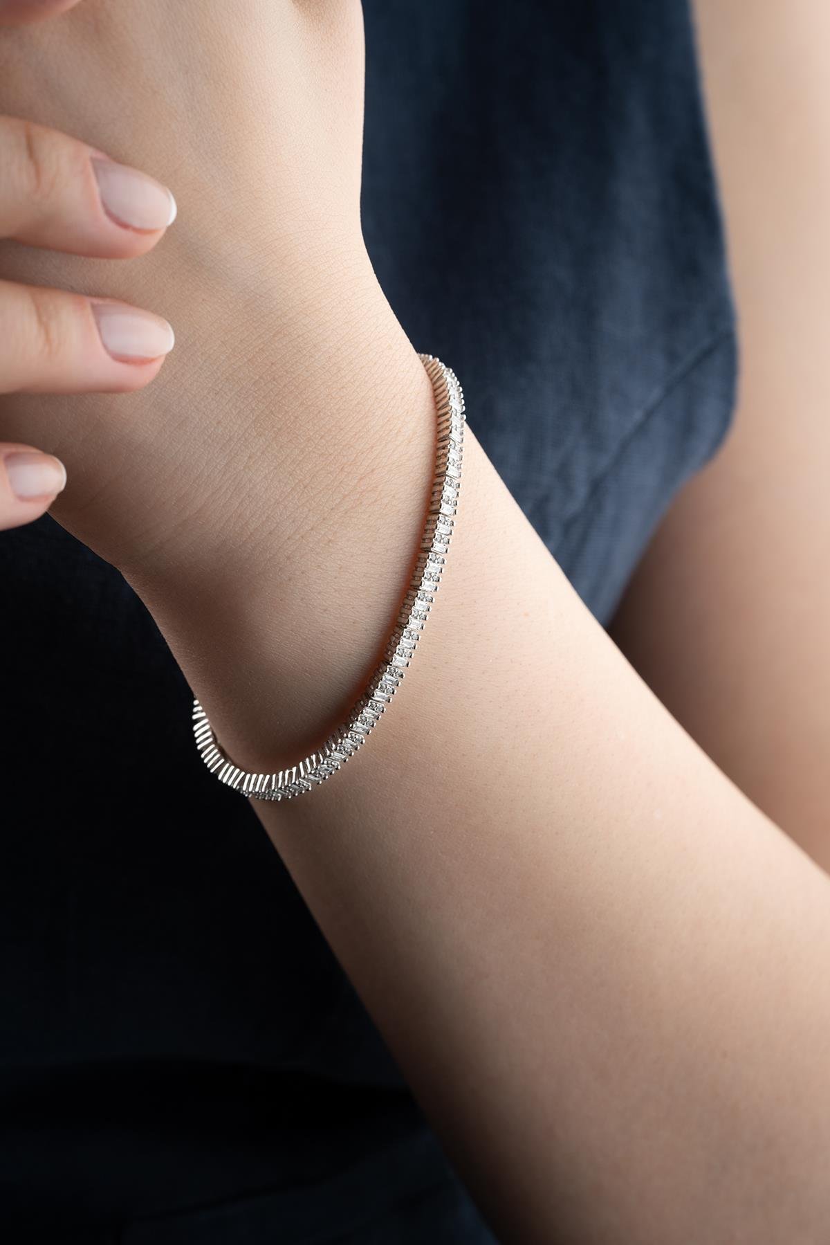 925 Ayar Gümüş Rodyum Kaplama Baget Taşlı Suyolu Bileklik 