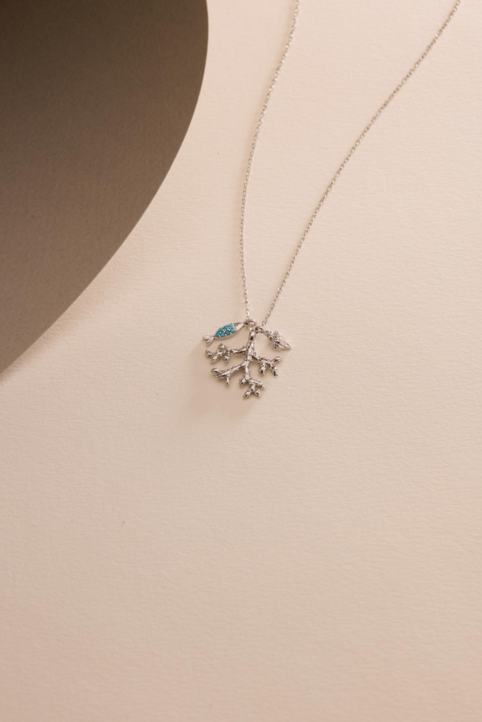 925 Ayar Gümüş Rodyum Kaplama Balık Ve Deniz Kabuğu Detaylı Deniz Mercanı Kolye