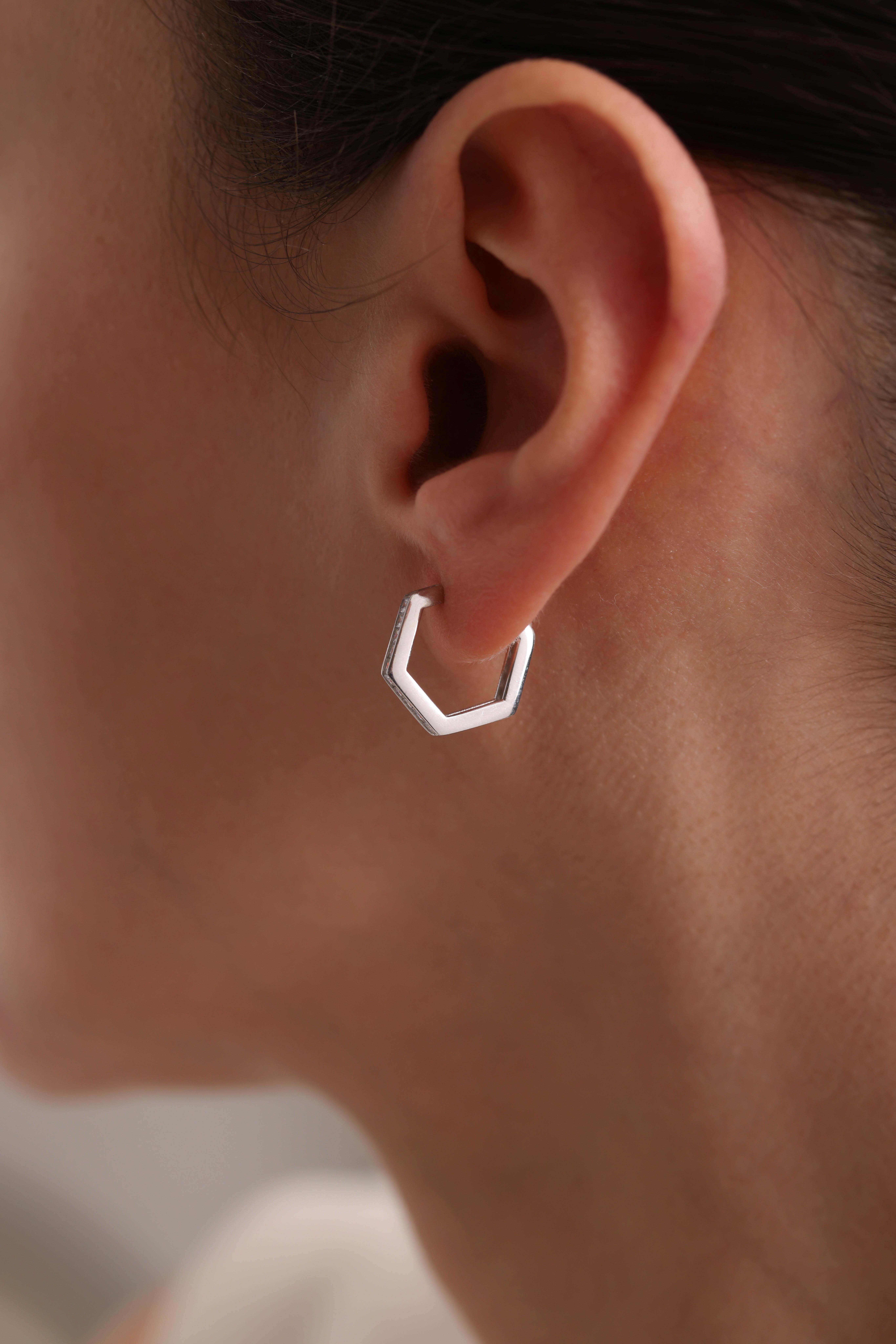 925 Ayar Gümüş Rodyum Kaplama Beşgen Tasarım Zirkon Taşlı Küpe