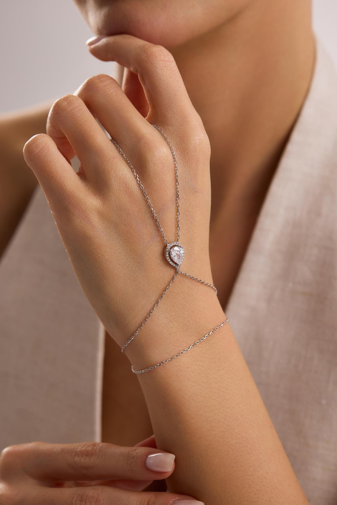 925 Ayar Gümüş Rodyum Kaplama Beyaz Damla Taşlı Şahmeran Bileklik 