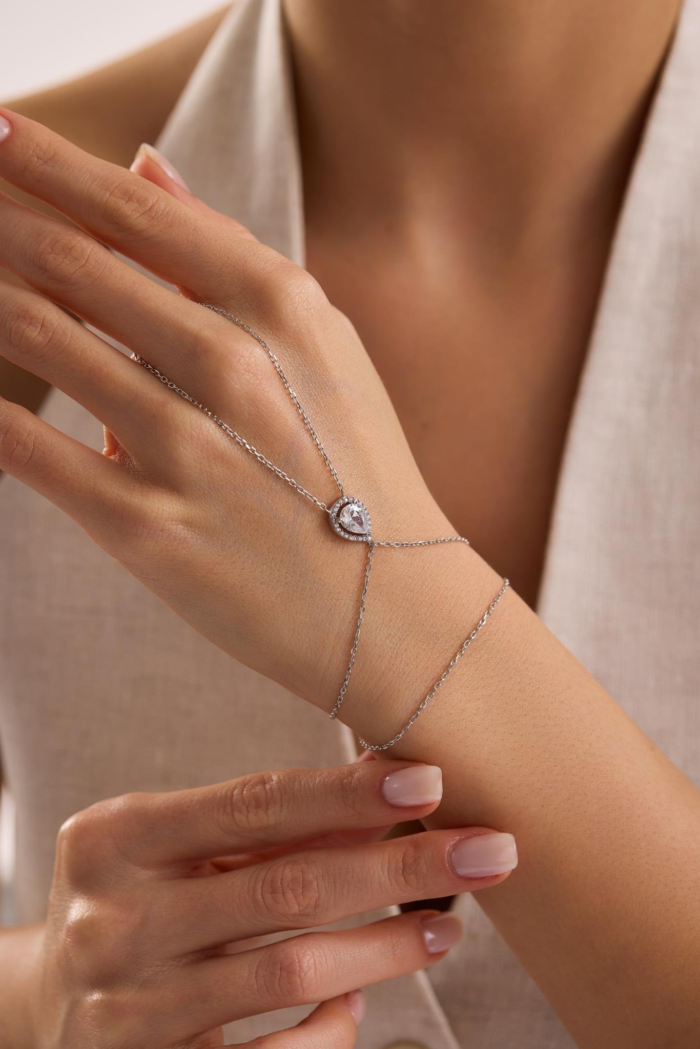 925 Ayar Gümüş Rodyum Kaplama Beyaz Damla Taşlı Şahmeran Bileklik 