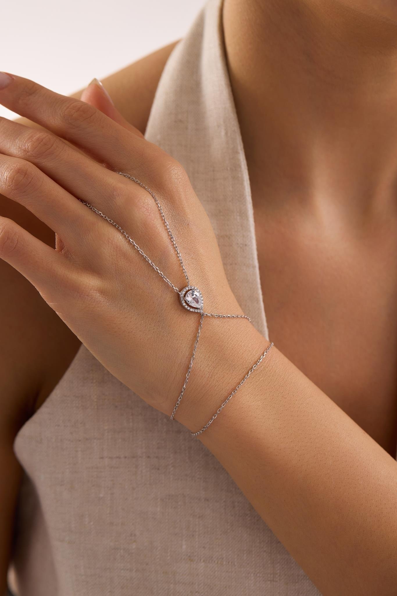 925 Ayar Gümüş Rodyum Kaplama Beyaz Damla Taşlı Şahmeran Bileklik 