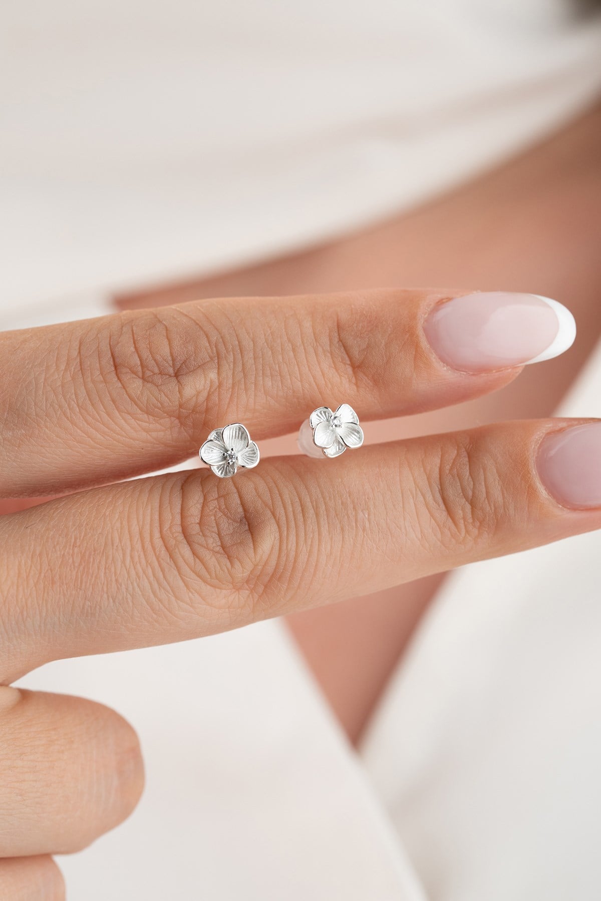 925 Ayar Gümüş Rodyum Kaplama Beyaz Mineli ve Zirkon Taşlı Çiçek Model Küpe
