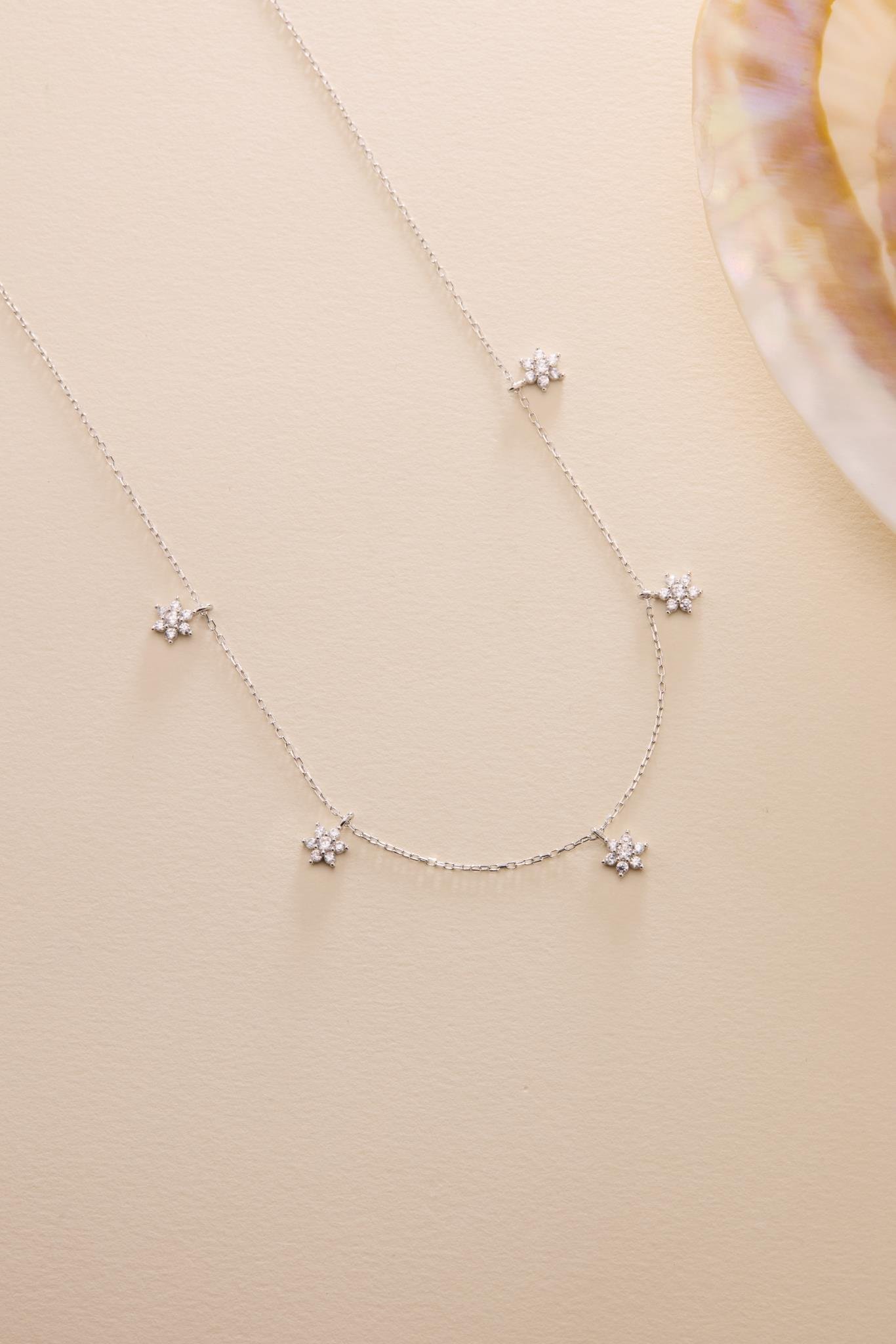 925 Ayar Gümüş Rodyum Kaplama Beyaz Taşlı Minimal Çiçek Şans Kolye