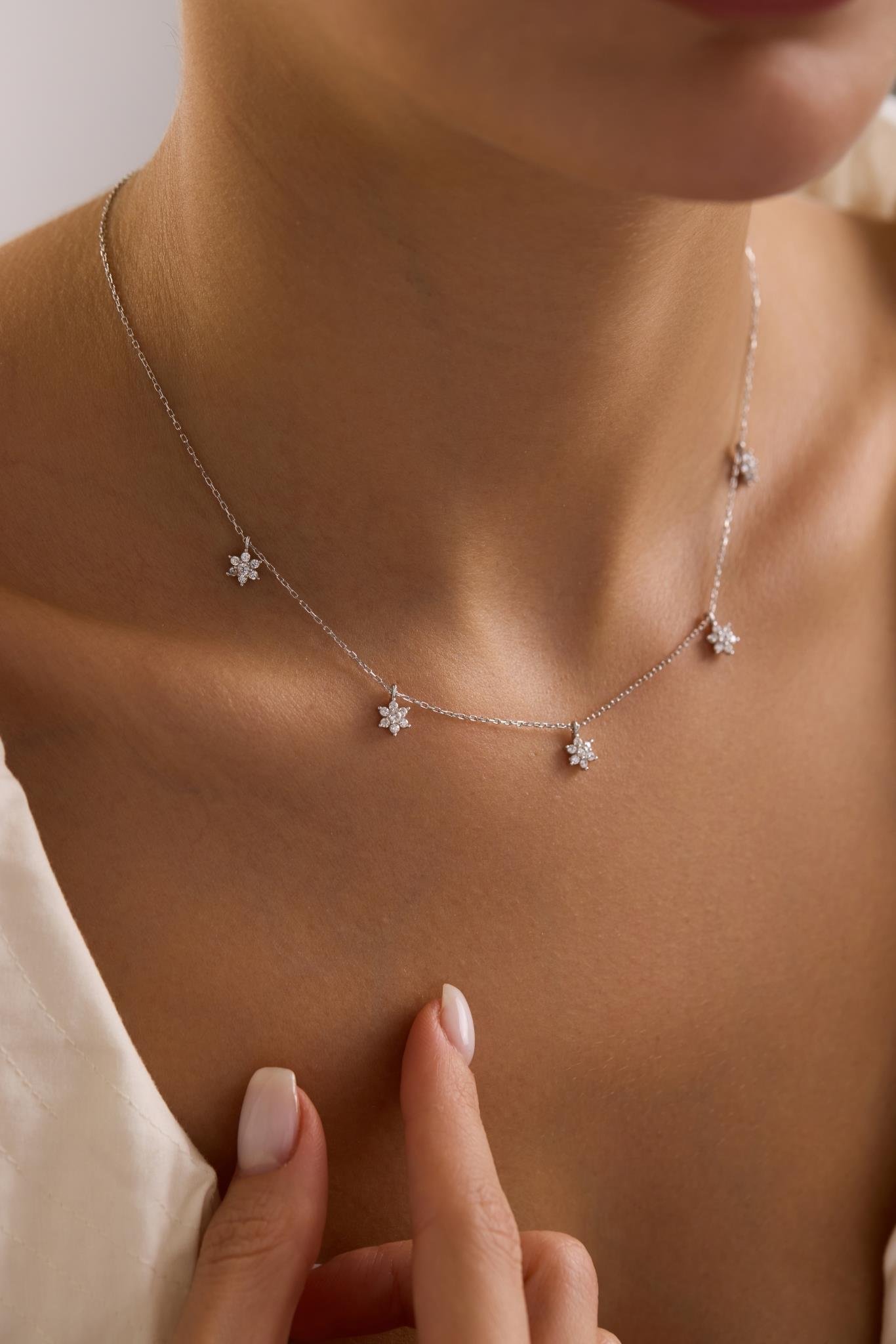 925 Ayar Gümüş Rodyum Kaplama Beyaz Taşlı Minimal Çiçek Şans Kolye