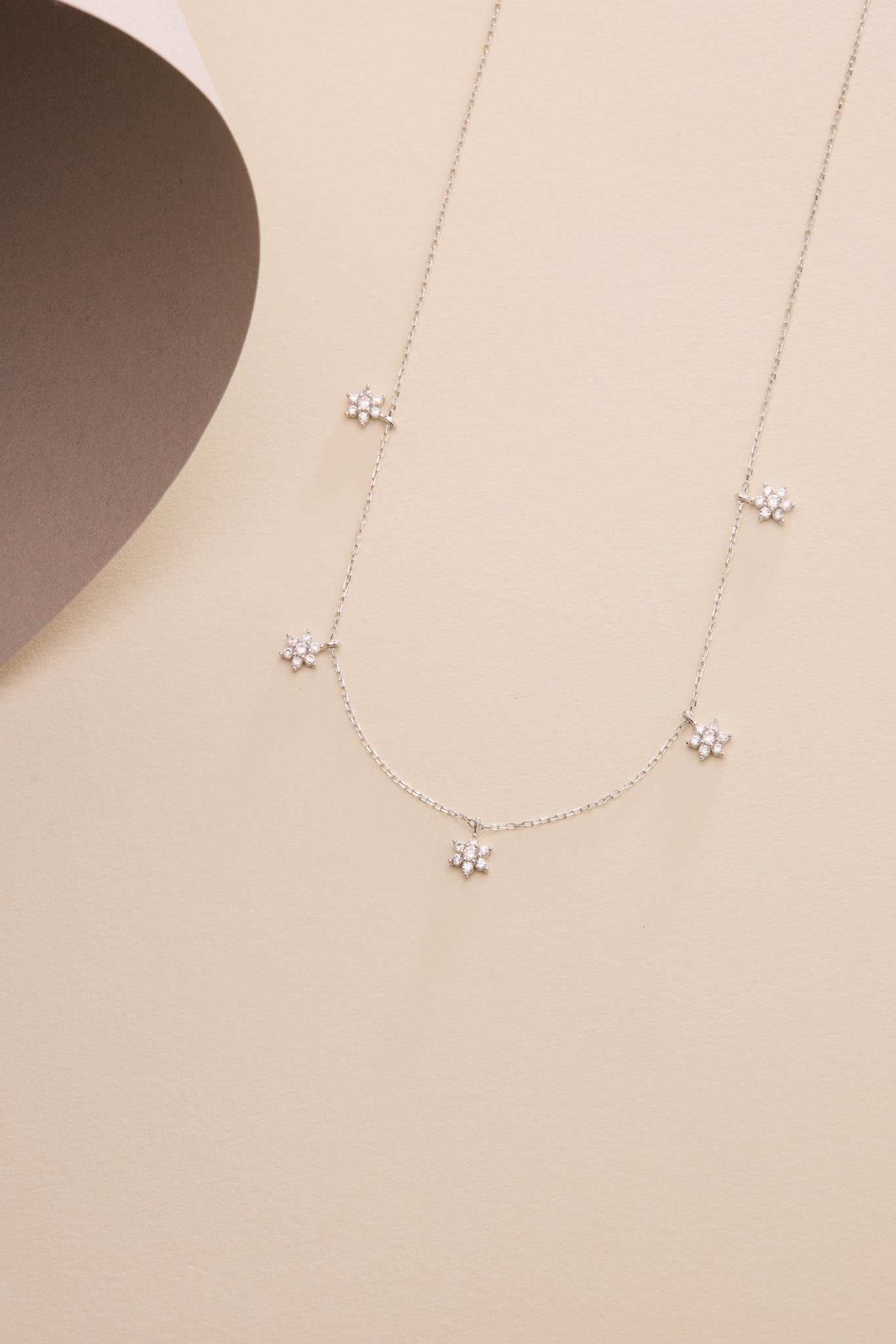 925 Ayar Gümüş Rodyum Kaplama Beyaz Taşlı Minimal Çiçek Şans Kolye