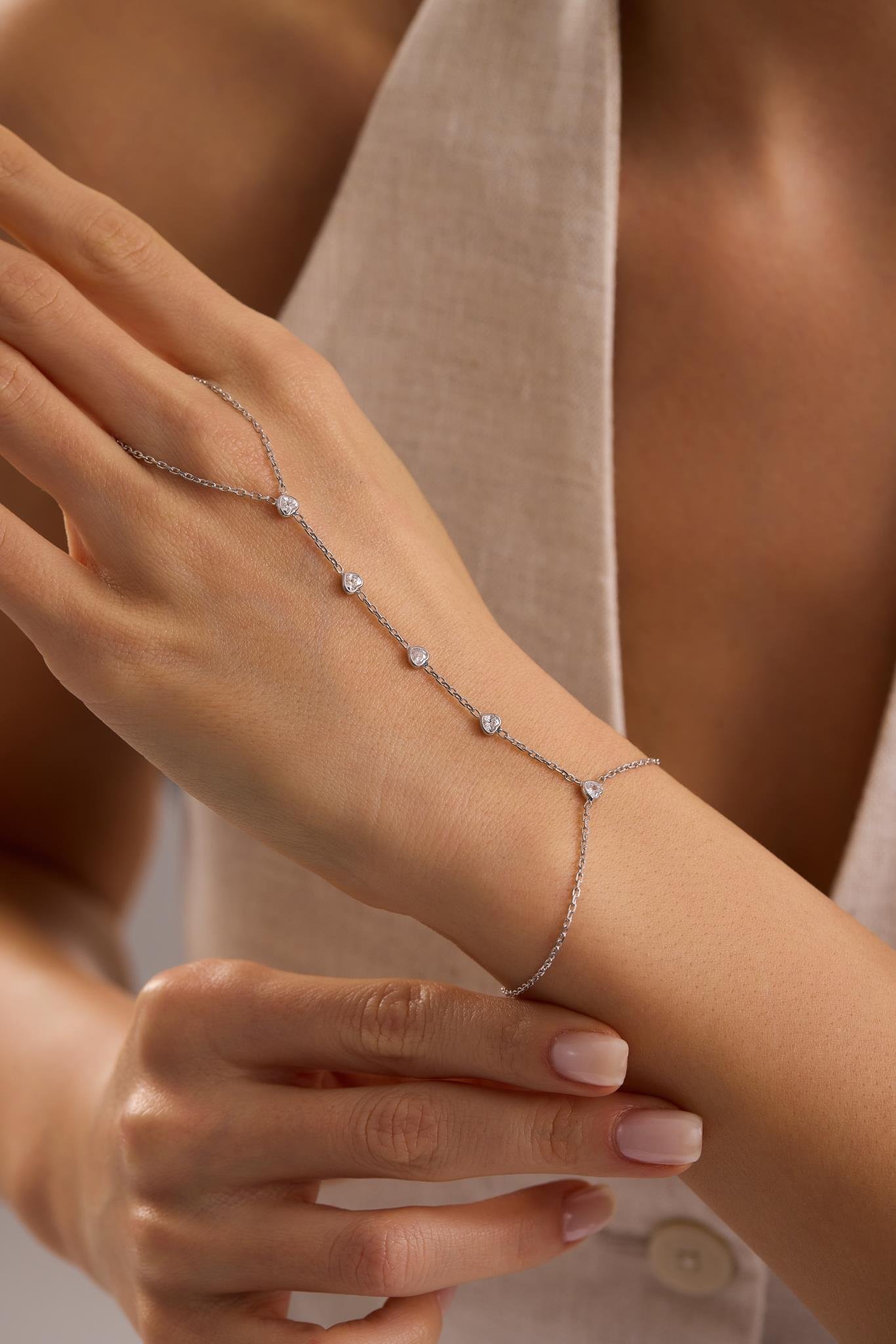 925 Ayar Gümüş Rodyum Kaplama Beyaz Taşlı Kalpli Şahmeran Bileklik 