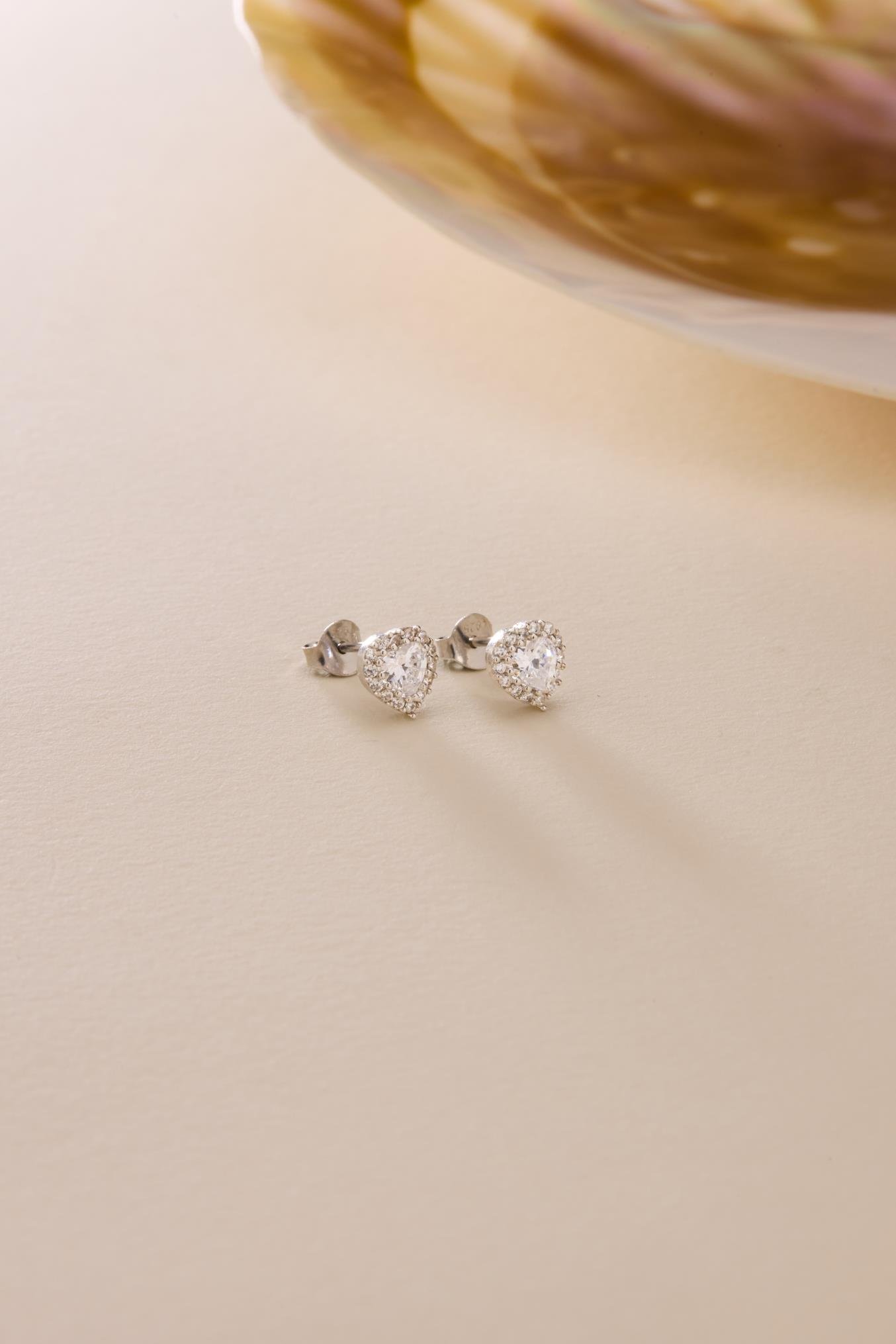 925 Ayar Gümüş Rodyum Kaplama Beyaz Taşlı Kalp Model Küpe