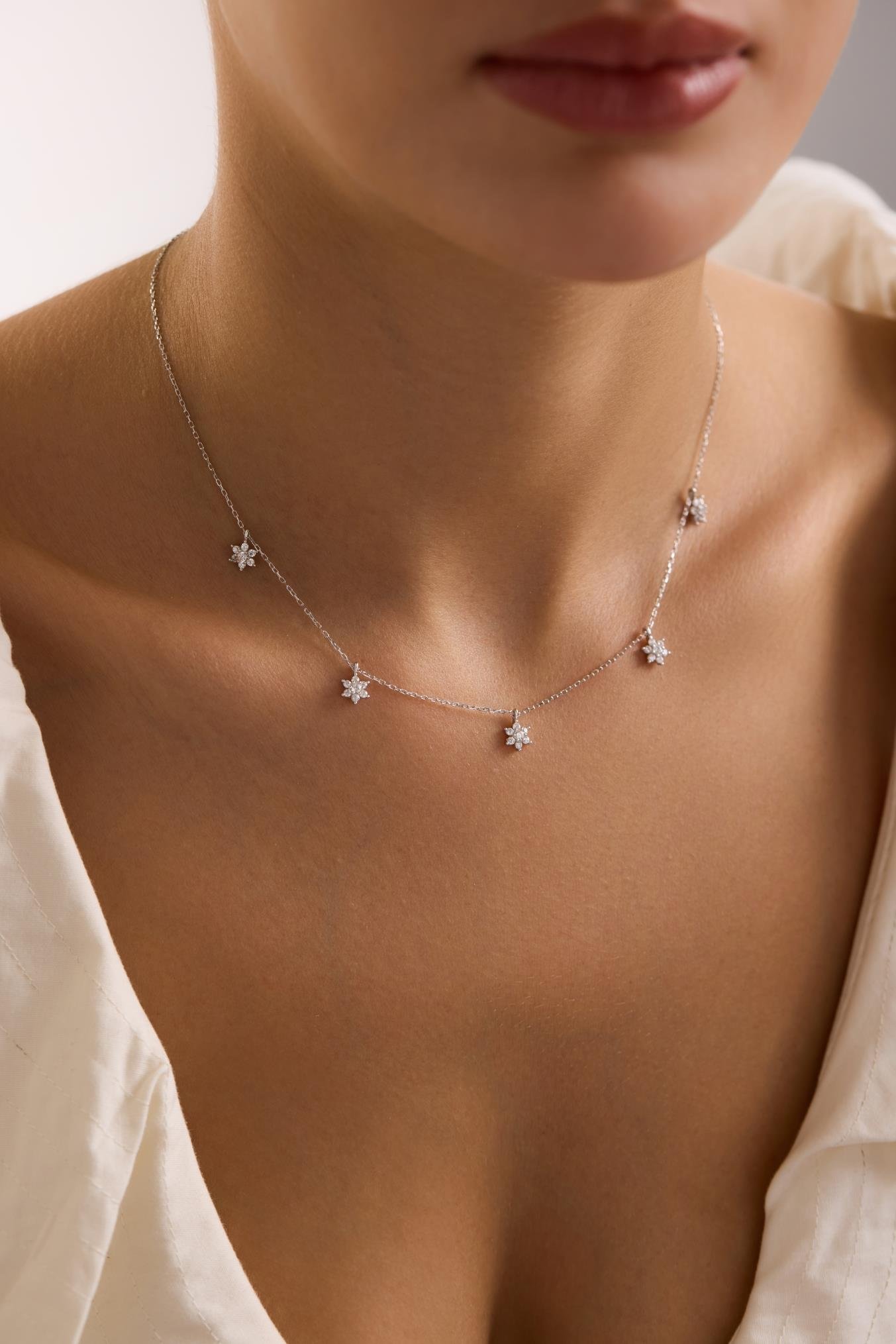 925 Ayar Gümüş Rodyum Kaplama Beyaz Taşlı Minimal Çiçek Şans Kolye