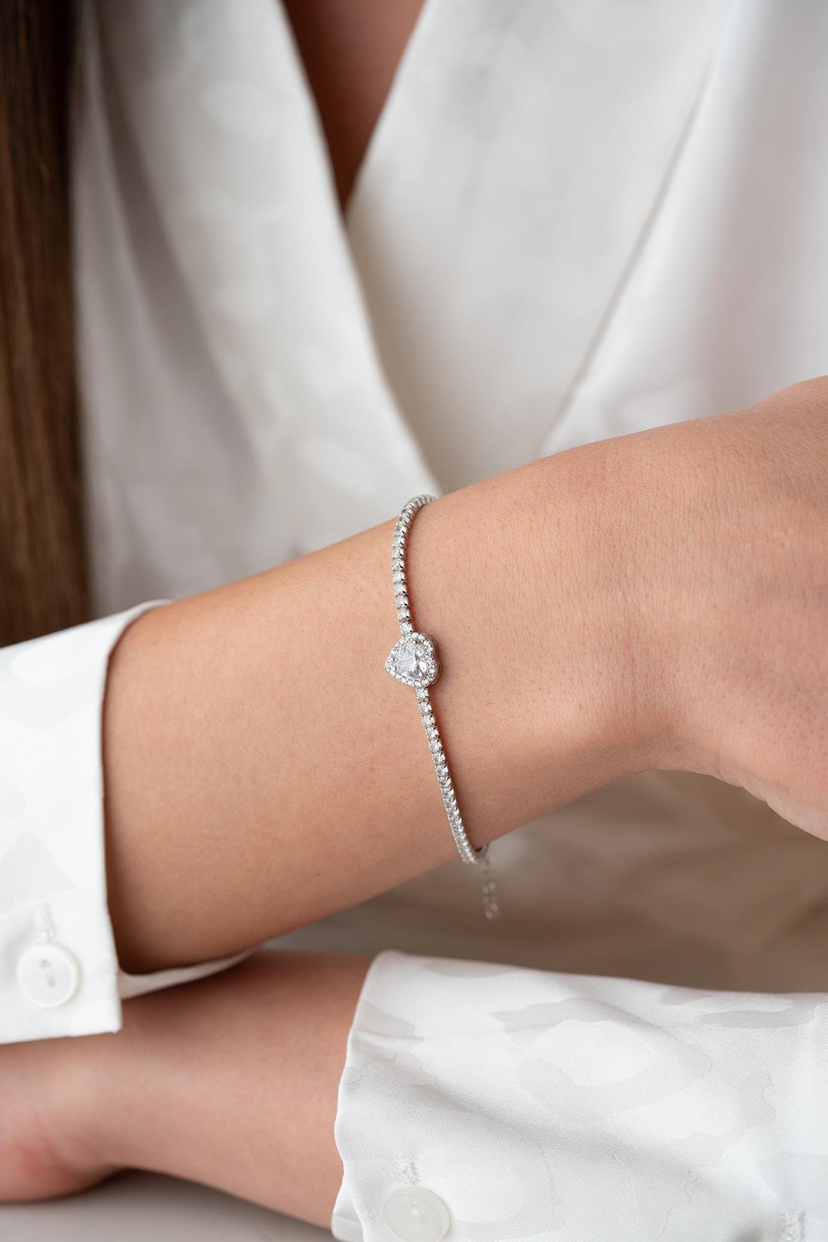 925 Ayar Gümüş Rodyum Kaplama Beyaz Taşlı Kalp 2 mm Zirkon Taşlı Suyolu Bileklik 