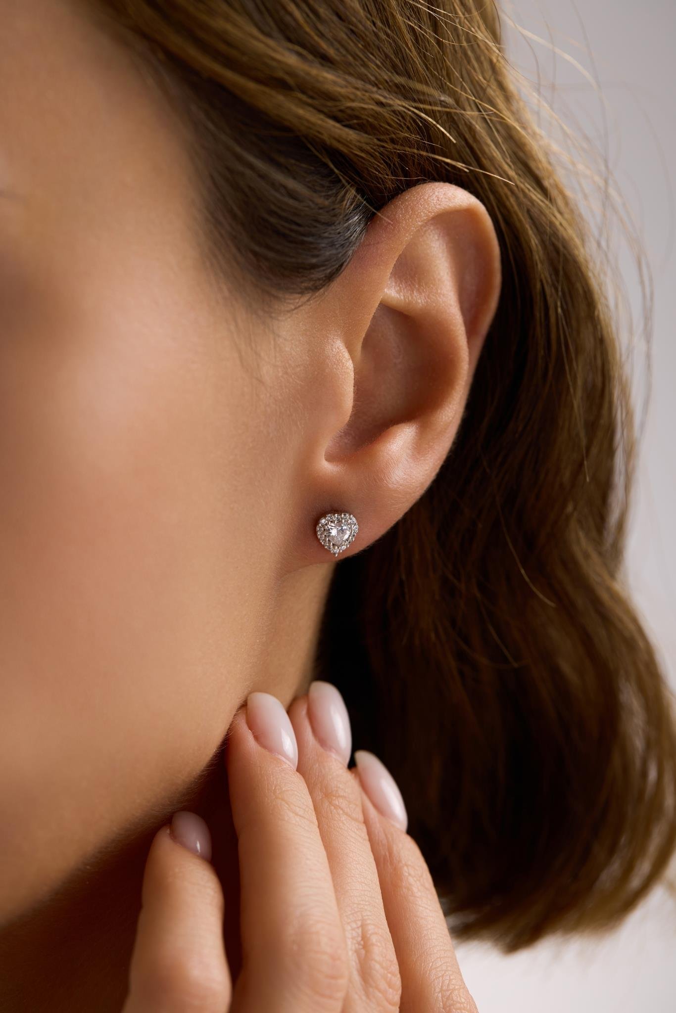 925 Ayar Gümüş Rodyum Kaplama Beyaz Taşlı Kalp Model Küpe