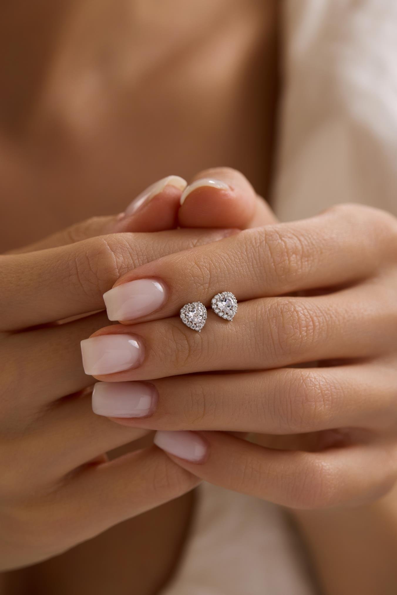 925 Ayar Gümüş Rodyum Kaplama Beyaz Taşlı Kalp Model Küpe