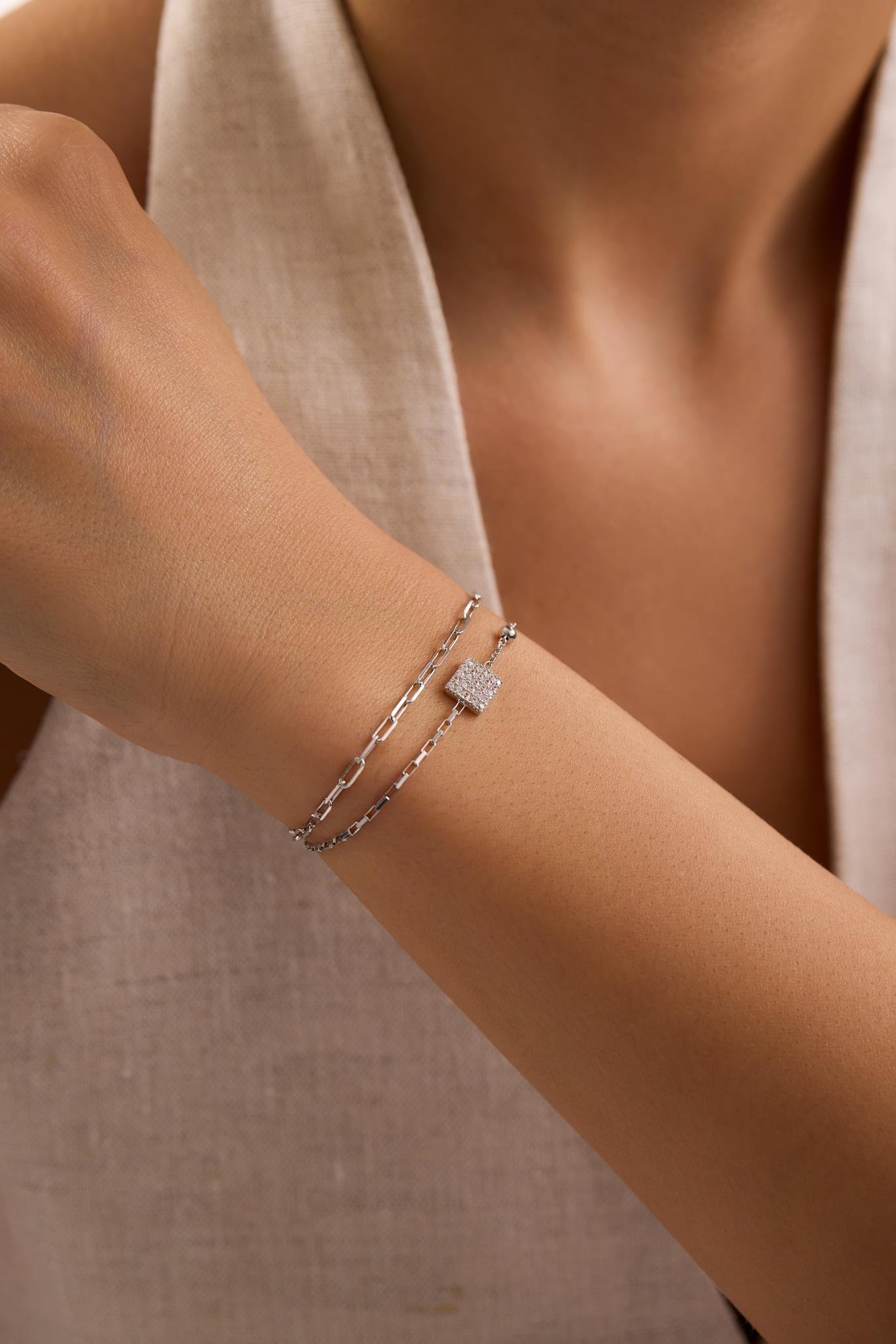 925 Ayar Gümüş Rodyum Kaplama Çift Zincirli Zirkon Taşlı Kare Model Bileklik