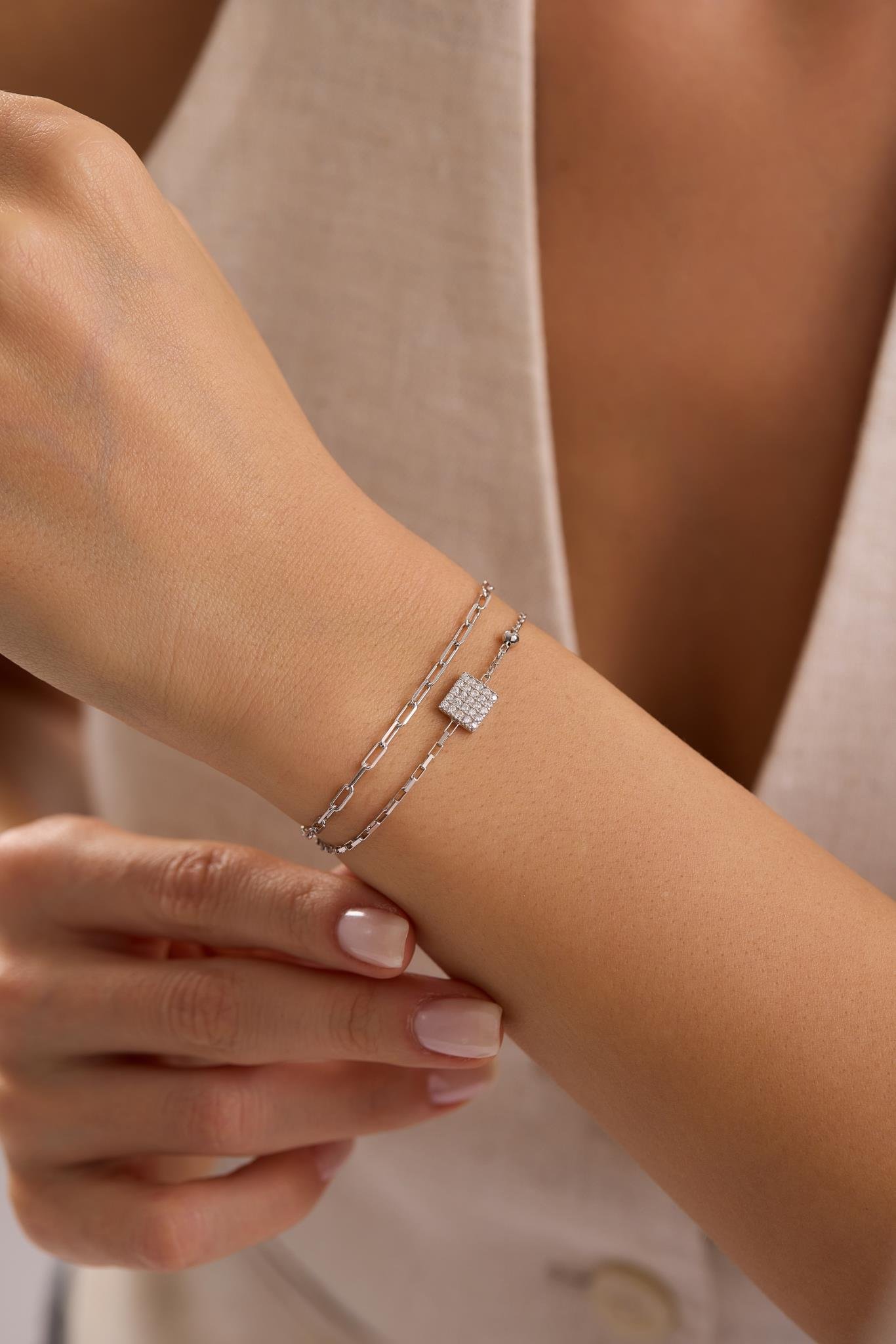 925 Ayar Gümüş Rodyum Kaplama Çift Zincirli Zirkon Taşlı Kare Model Bileklik