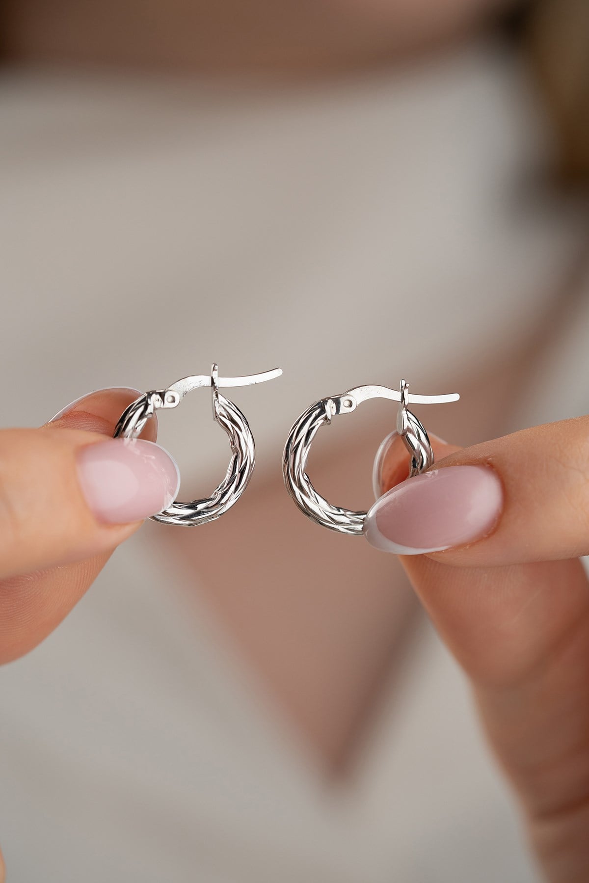 925 Ayar Gümüş Rodyum Kaplama Çizgili 18 mm Şarnel Halka Küpe