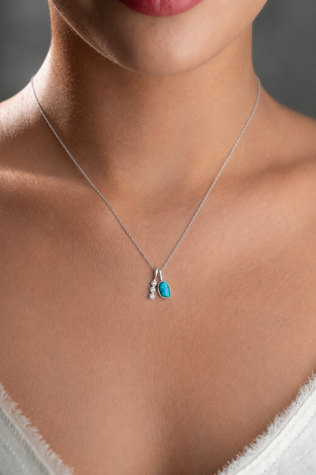 925 Ayar Gümüş Rodyum Kaplama Geormetrik Opal Taşlı Zirkon Taş Figürlü Kolye