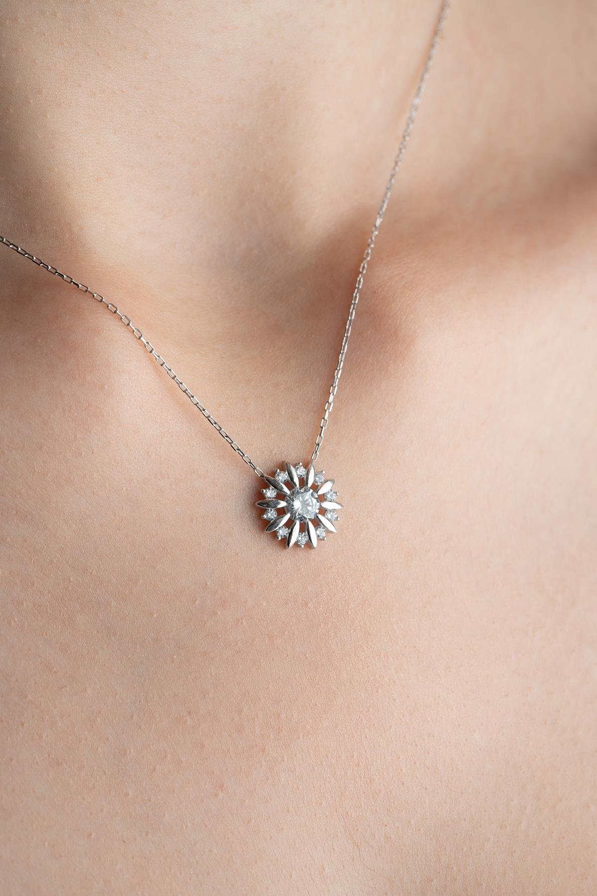 925 Ayar Gümüş Rodyum Kaplama Işıltılı Tektaş Güneş Kolye