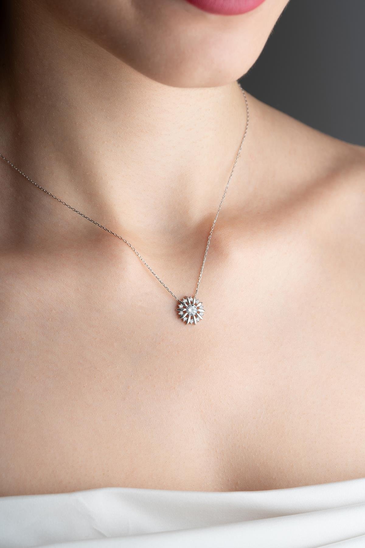 925 Ayar Gümüş Rodyum Kaplama Işıltılı Tektaş Güneş Kolye