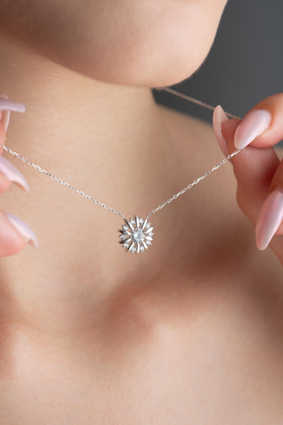 925 Ayar Gümüş Rodyum Kaplama Işıltılı Tektaş Güneş Kolye