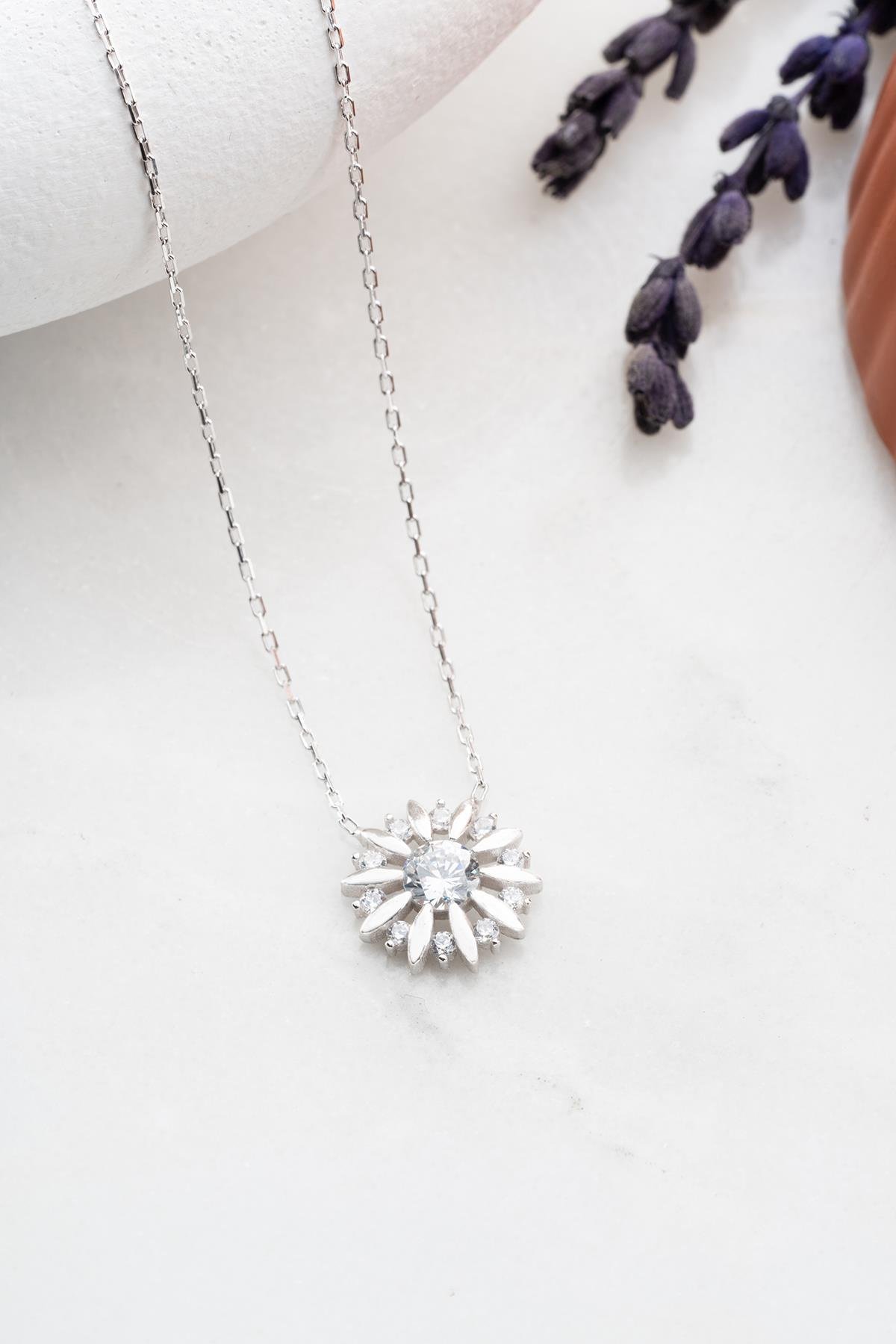 925 Ayar Gümüş Rodyum Kaplama Işıltılı Tektaş Güneş Kolye